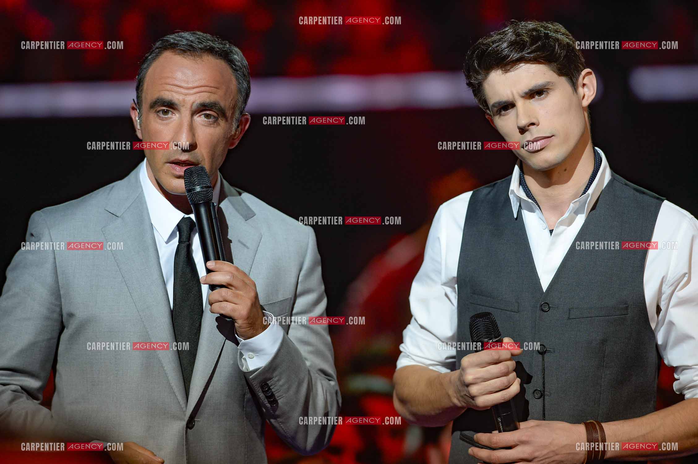 L'animateur Nikos Aliagas et le candidat Lilian Renaud  lors de l'émission The Voice.     ( Exclusif )