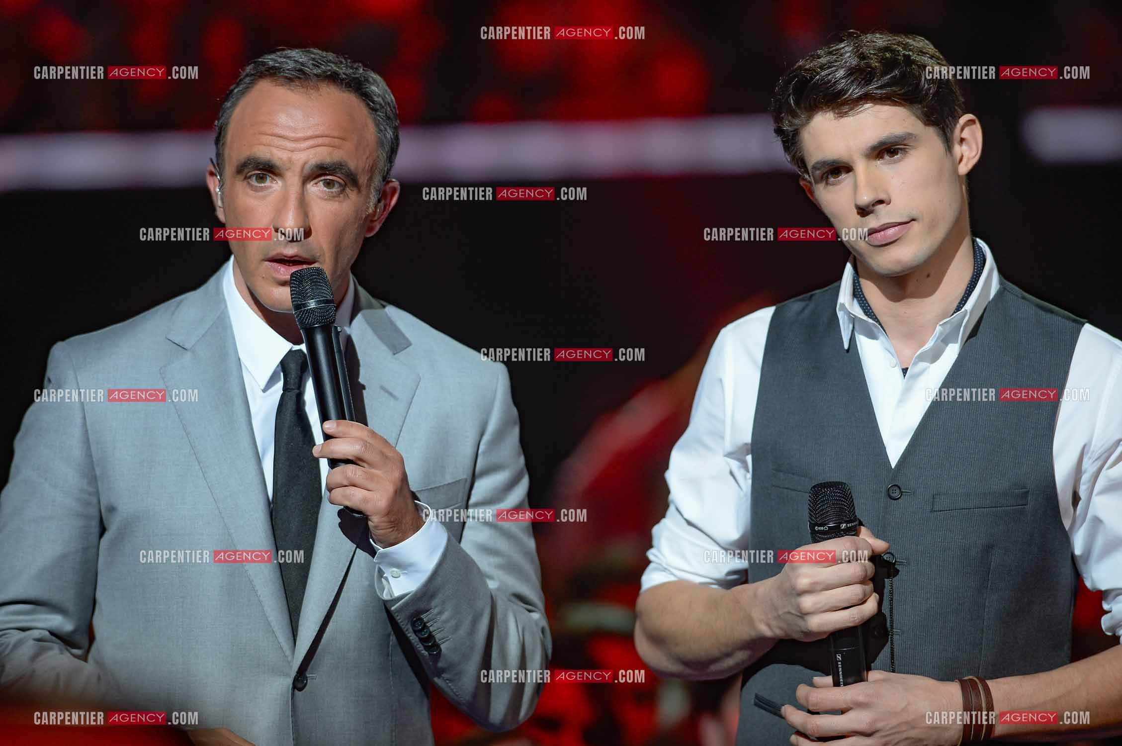 L'animateur Nikos Aliagas et le candidat Lilian Renaud  lors de l'émission The Voice.     ( Exclusif )