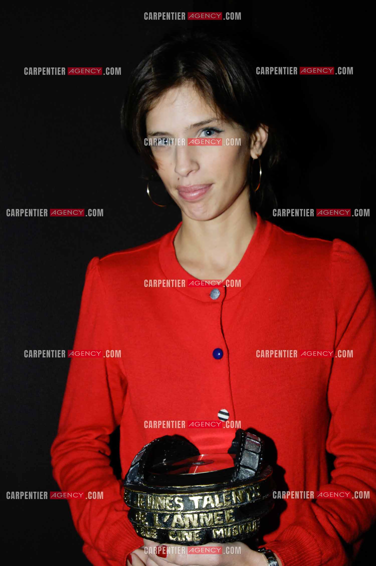 Cérémonie des Jeunes Talents de l'Année 2007.  L'actrice Maïwenn Le Besco reçoit le prix des jeunes talents de l'année 2007 pour le cinéma.
