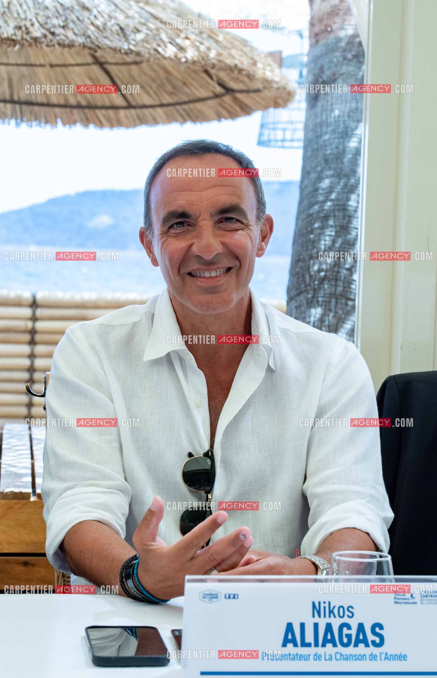 Nikos Aliagas anime l'émission “ LA CHANSON DE L'ANNÉE " sur la plage des Morillons.