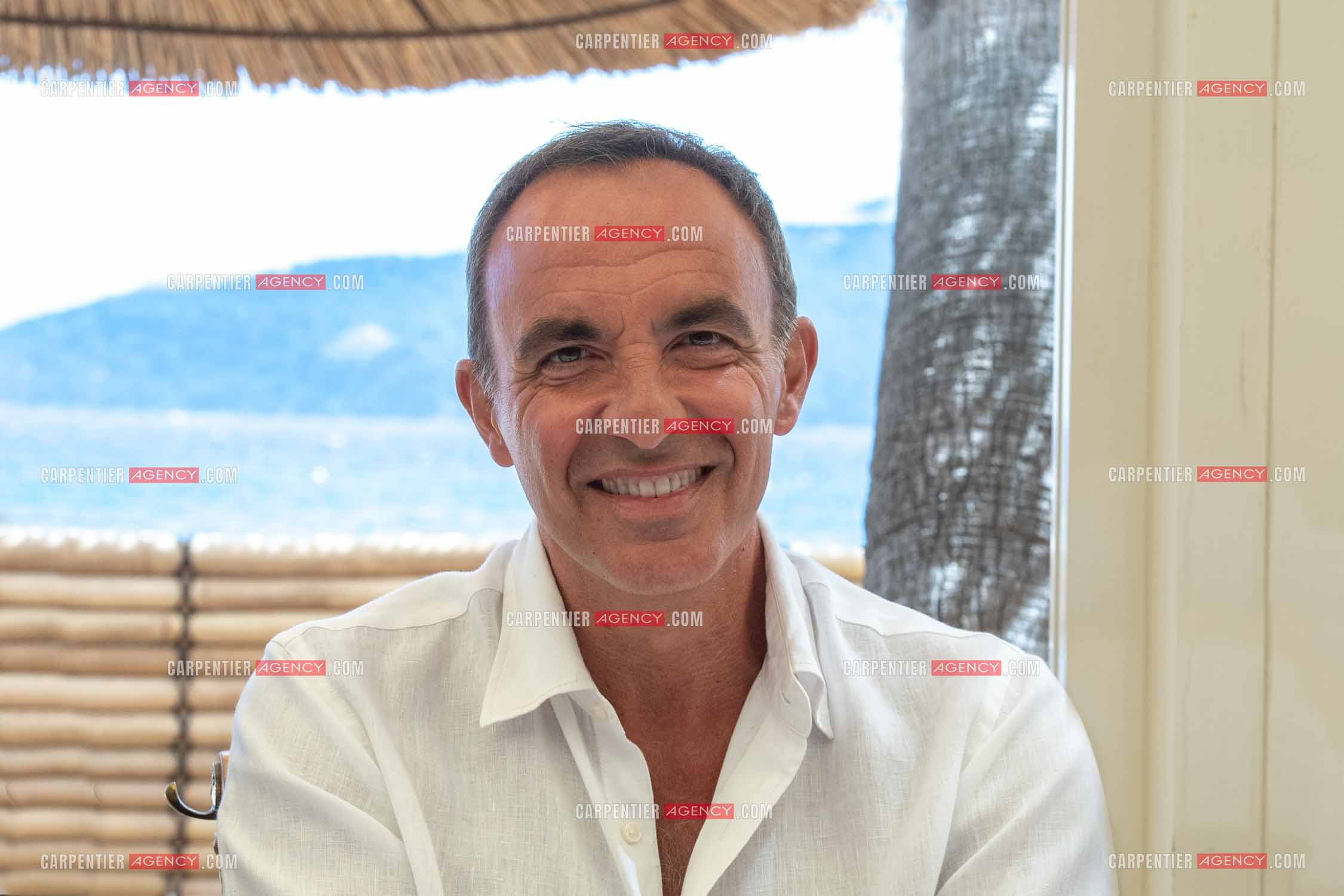 Nikos Aliagas anime l'émission “ LA CHANSON DE L'ANNÉE " sur la plage des Morillons à Toulon.