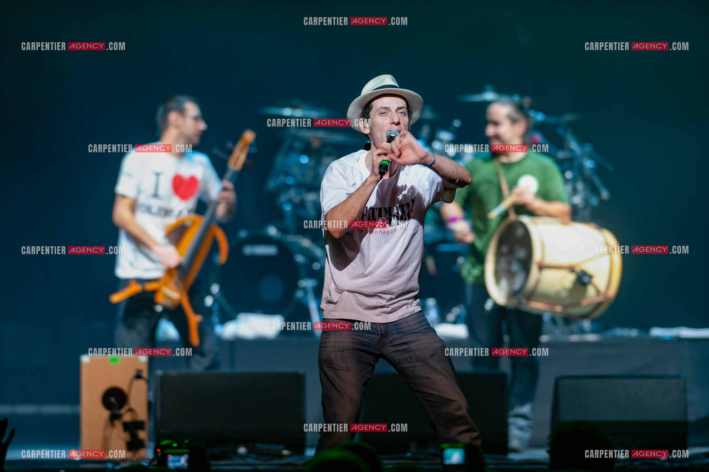 Grand concert au Zénith de Paris “ ULTIMATUM PLANETE ZÉNITH “ le 22 Nov 2009. Le groupe Tryo composé de:                                Cyril Célestin dit Guizmo,Christophe Mali, Daniel Bravo dit Danielito, Emmanuel Eveno dit Manu                        ( Exclusif )