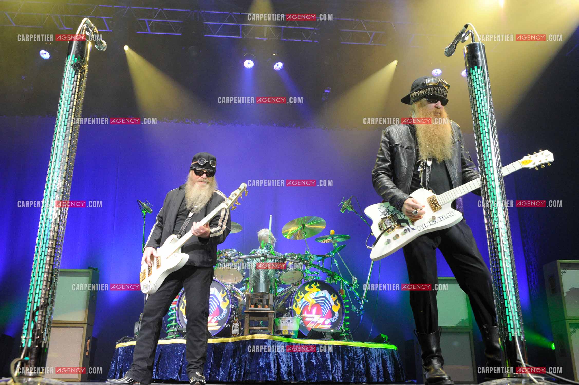 Le groupe de blues rock américain ZZ TOP composé de Dusty Hill et de Billy Gibbons en concert au Zénith de Paris en 2008.