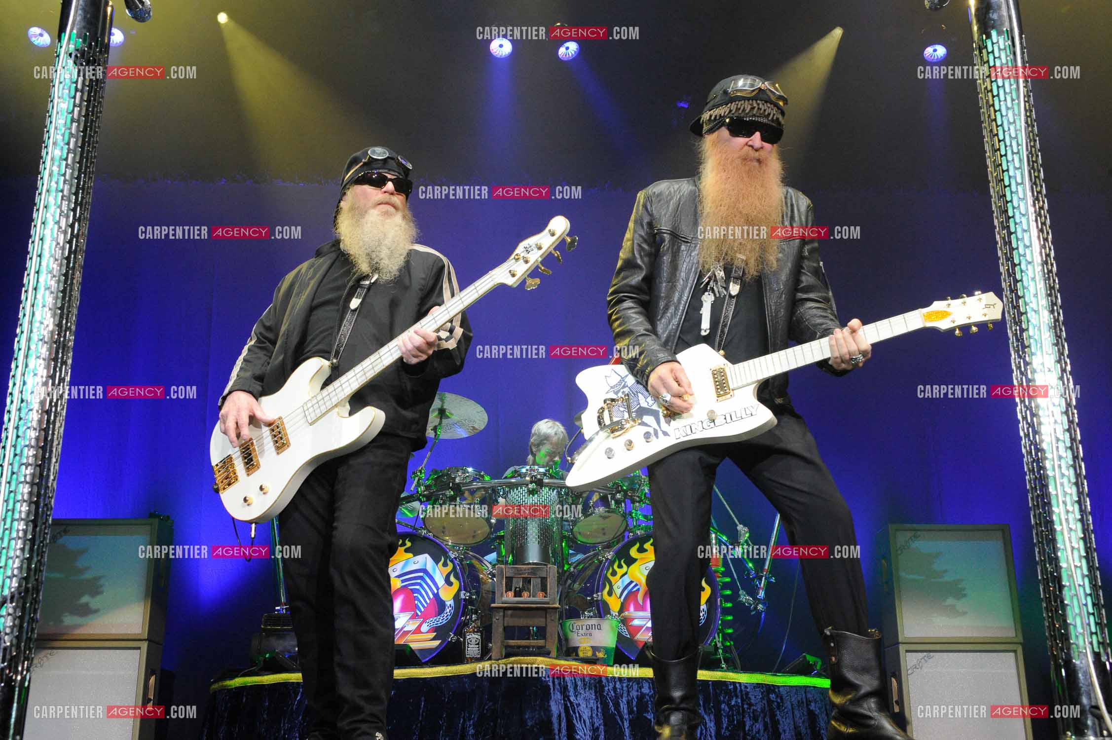 Le groupe de blues rock américain ZZ TOP composé de Dusty Hill et de Billy Gibbons en concert au Zénith de Paris en 2008.