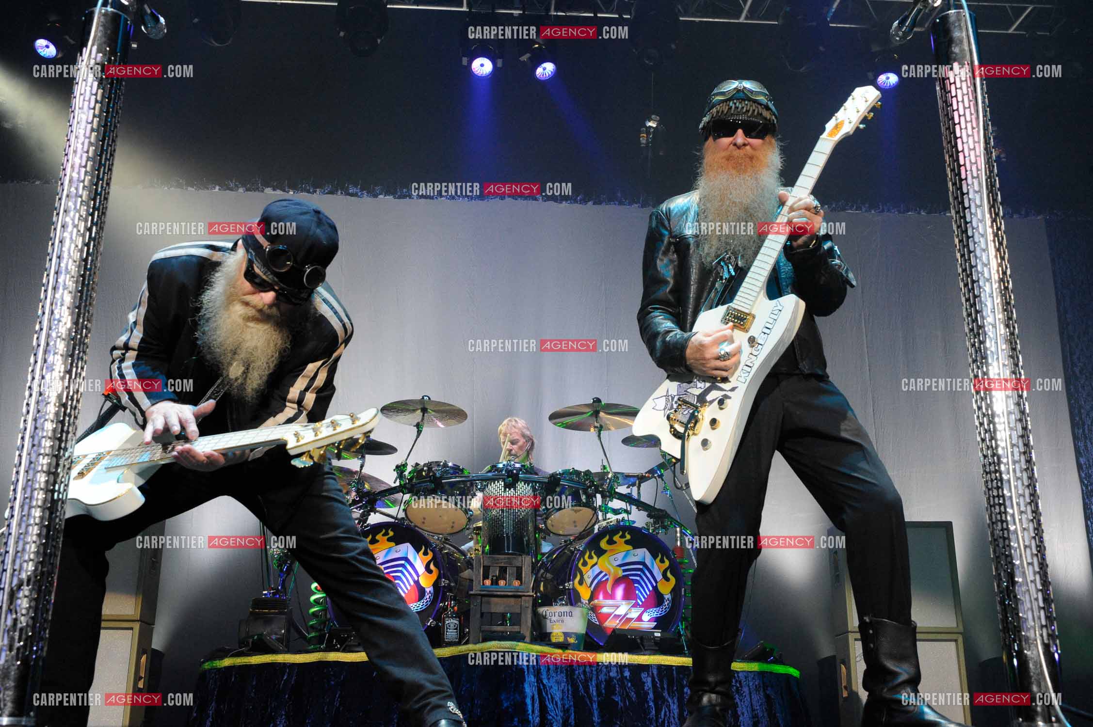 Le groupe de blues rock américain ZZ TOP composé de Dusty Hill et de Billy Gibbons en concert au Zénith de Paris en 2008.