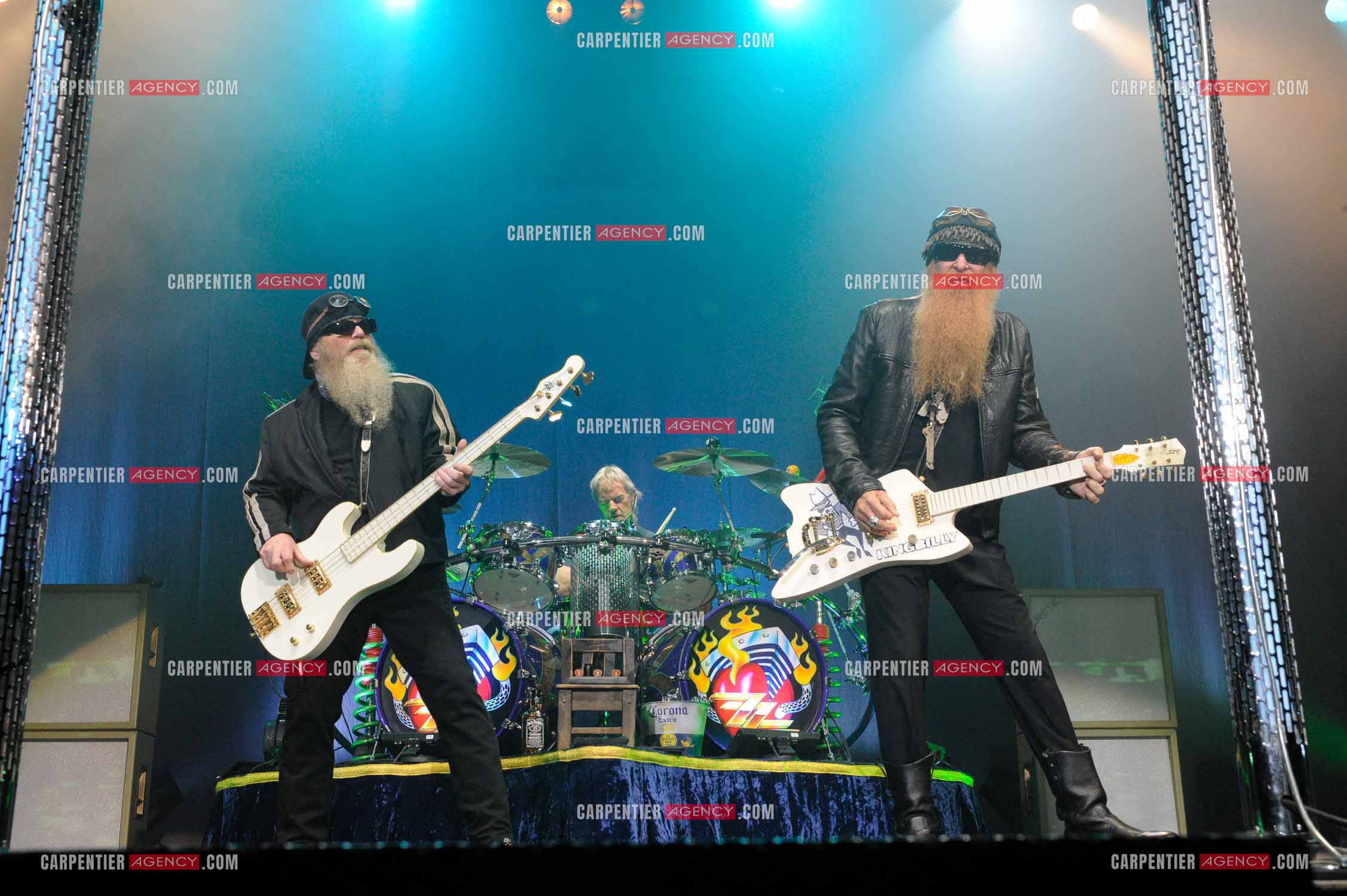 Le groupe de blues rock américain ZZ TOP composé de Dusty Hill et de Billy Gibbons en concert au Zénith de Paris en 2008.