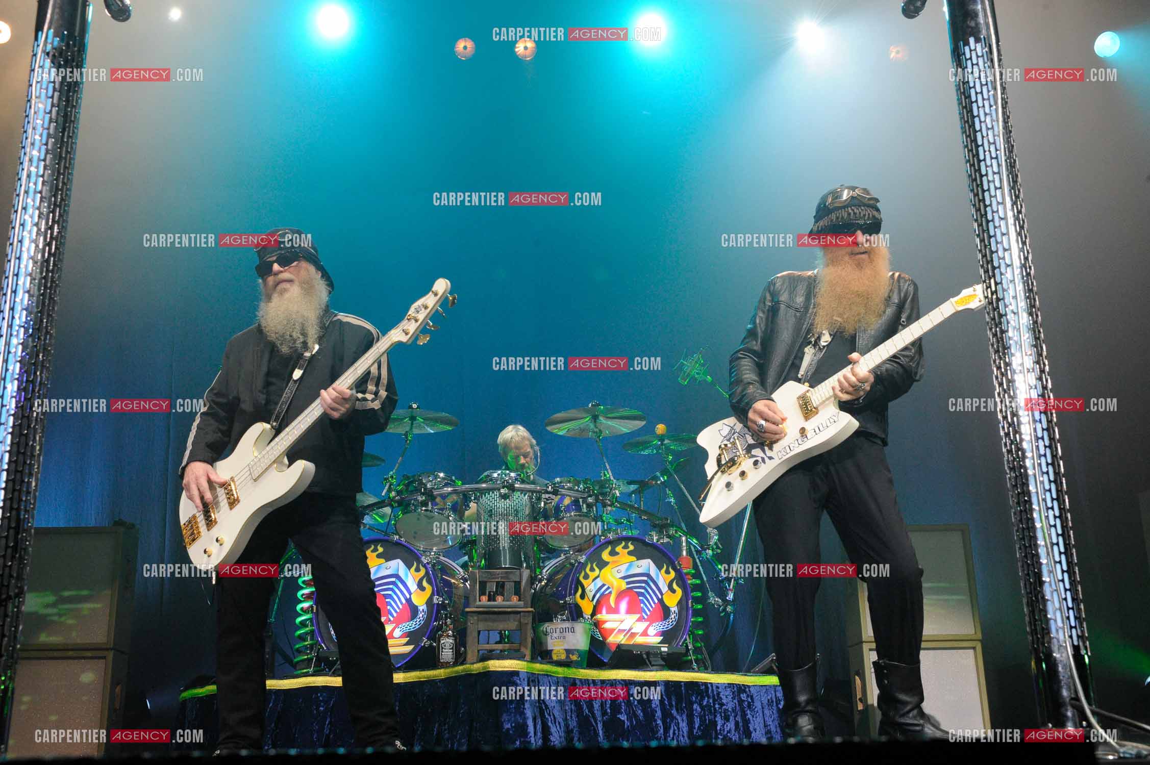 Le groupe de blues rock américain ZZ TOP composé de Dusty Hill et de Billy Gibbons en concert au Zénith de Paris en 2008.