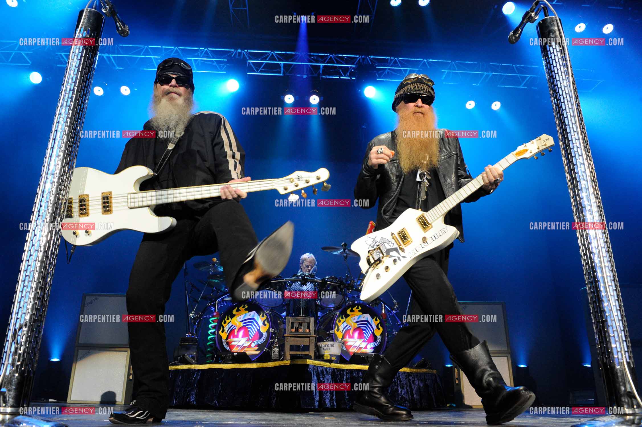 Le groupe de blues rock américain ZZ TOP composé de Dusty Hill et de Billy Gibbons en concert au Zénith de Paris en 2008.