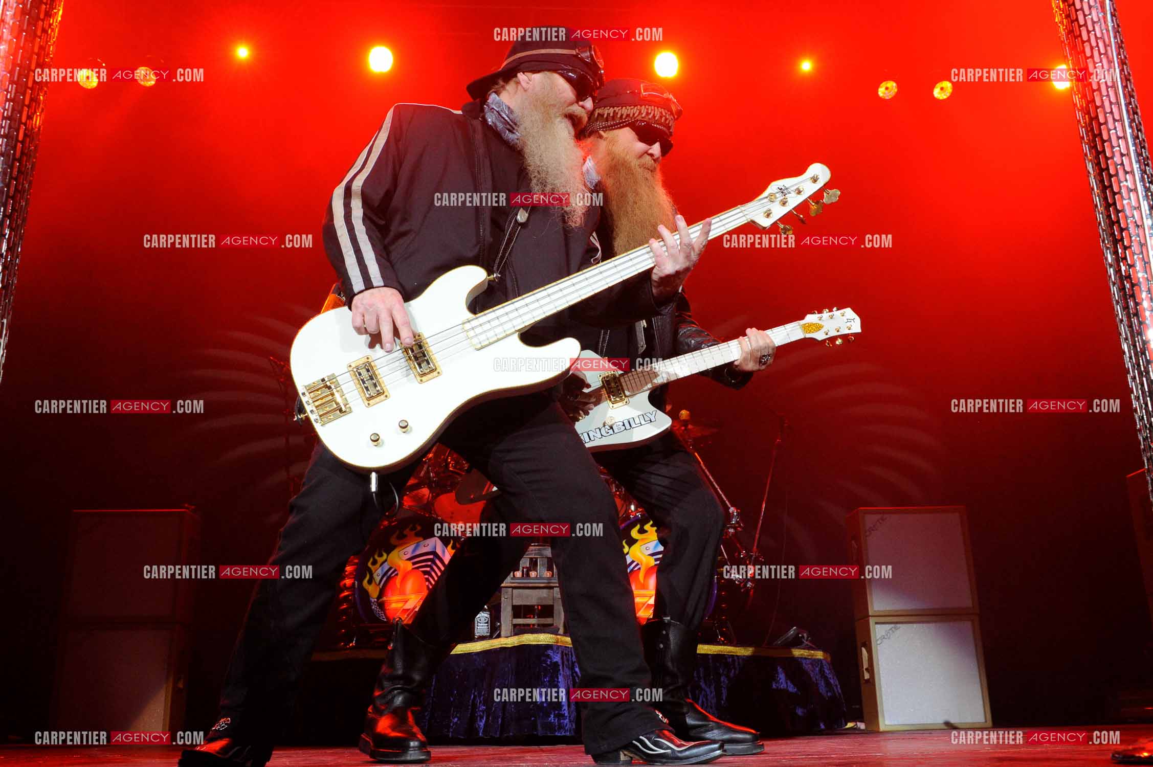 Le groupe de blues rock américain ZZ TOP composé de Dusty Hill et de Billy Gibbons en concert au Zénith de Paris en 2008.