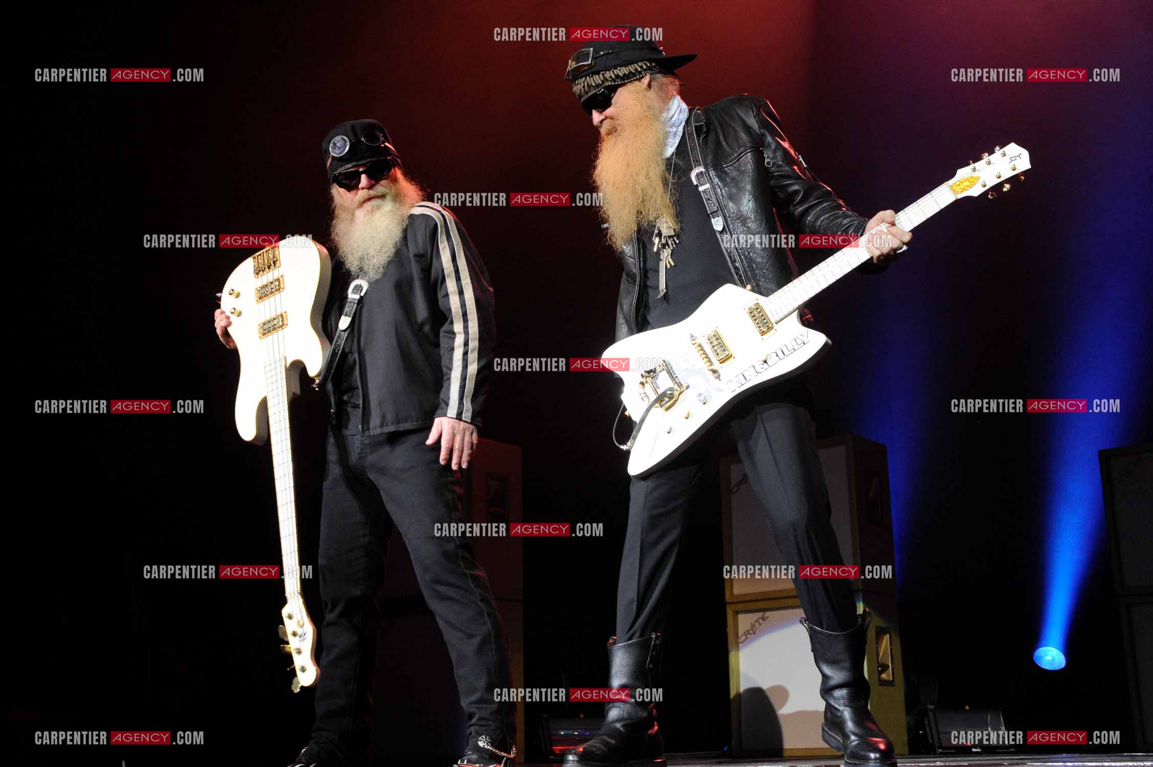 Le groupe de blues rock américain ZZ TOP composé de Dusty Hill et de Billy Gibbons en concert au Zénith de Paris en 2008.