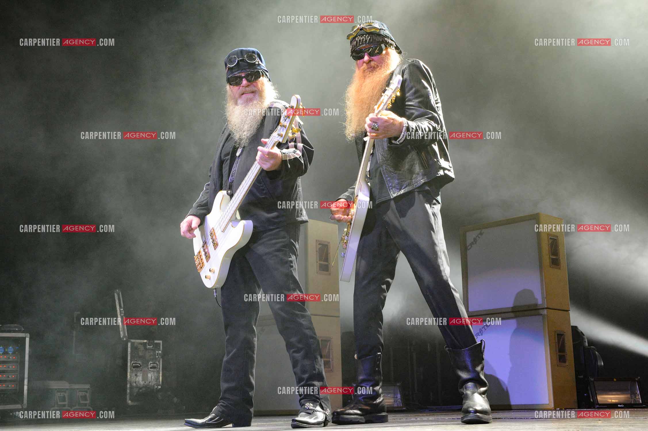 Le groupe de blues rock américain ZZ TOP composé de Dusty Hill et de Billy Gibbons en concert au Zénith de Paris en 2008.
