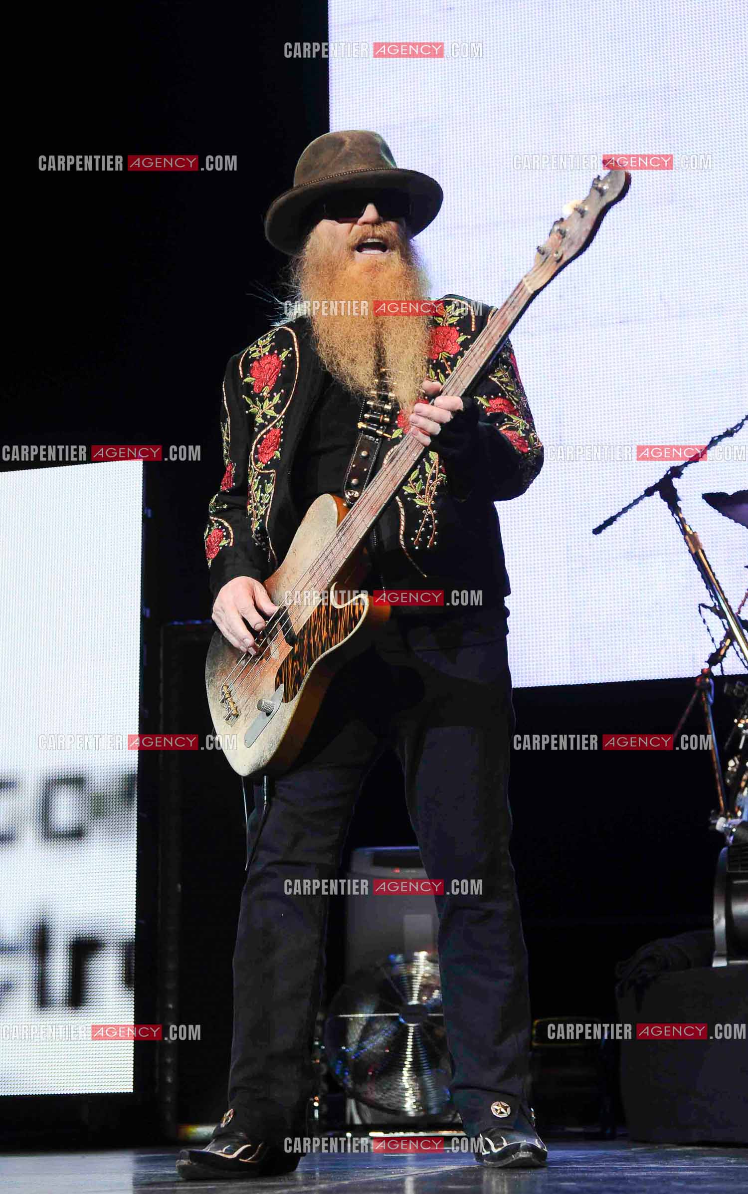 Le groupe de blues rock américain ZZ TOP composé de Dusty Hill et de Billy Gibbons en concert au Zénith de Paris en 2008.