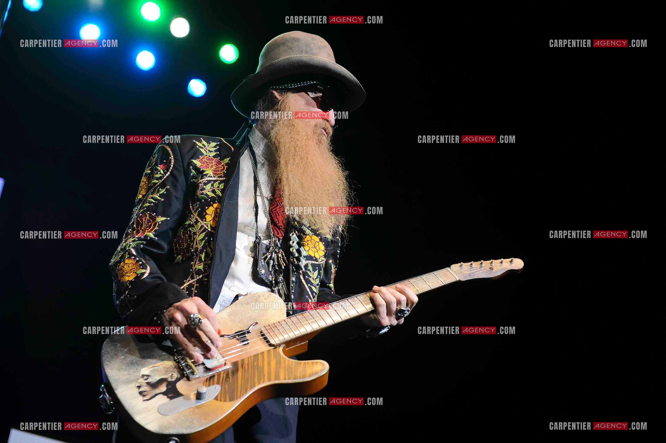 Le groupe de blues rock américain ZZ TOP composé de Dusty Hill et de Billy Gibbons en concert au Zénith de Paris en 2008.