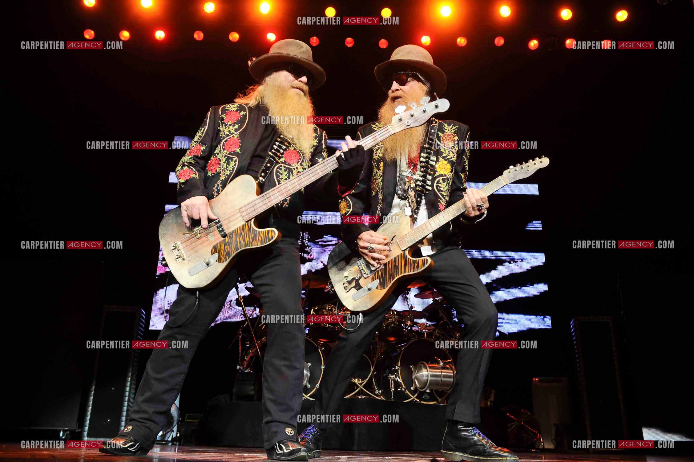 Le groupe de blues rock américain ZZ TOP composé de Dusty Hill et de Billy Gibbons en concert au Zénith de Paris en 2008.