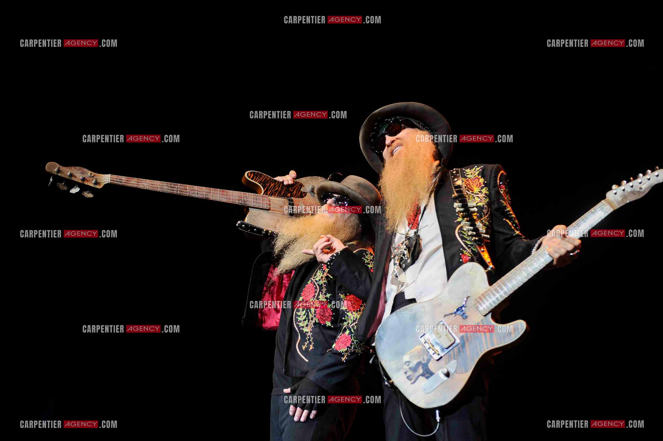 Le groupe de blues rock américain ZZ TOP composé de Dusty Hill et de Billy Gibbons en concert au Zénith de Paris en 2008.