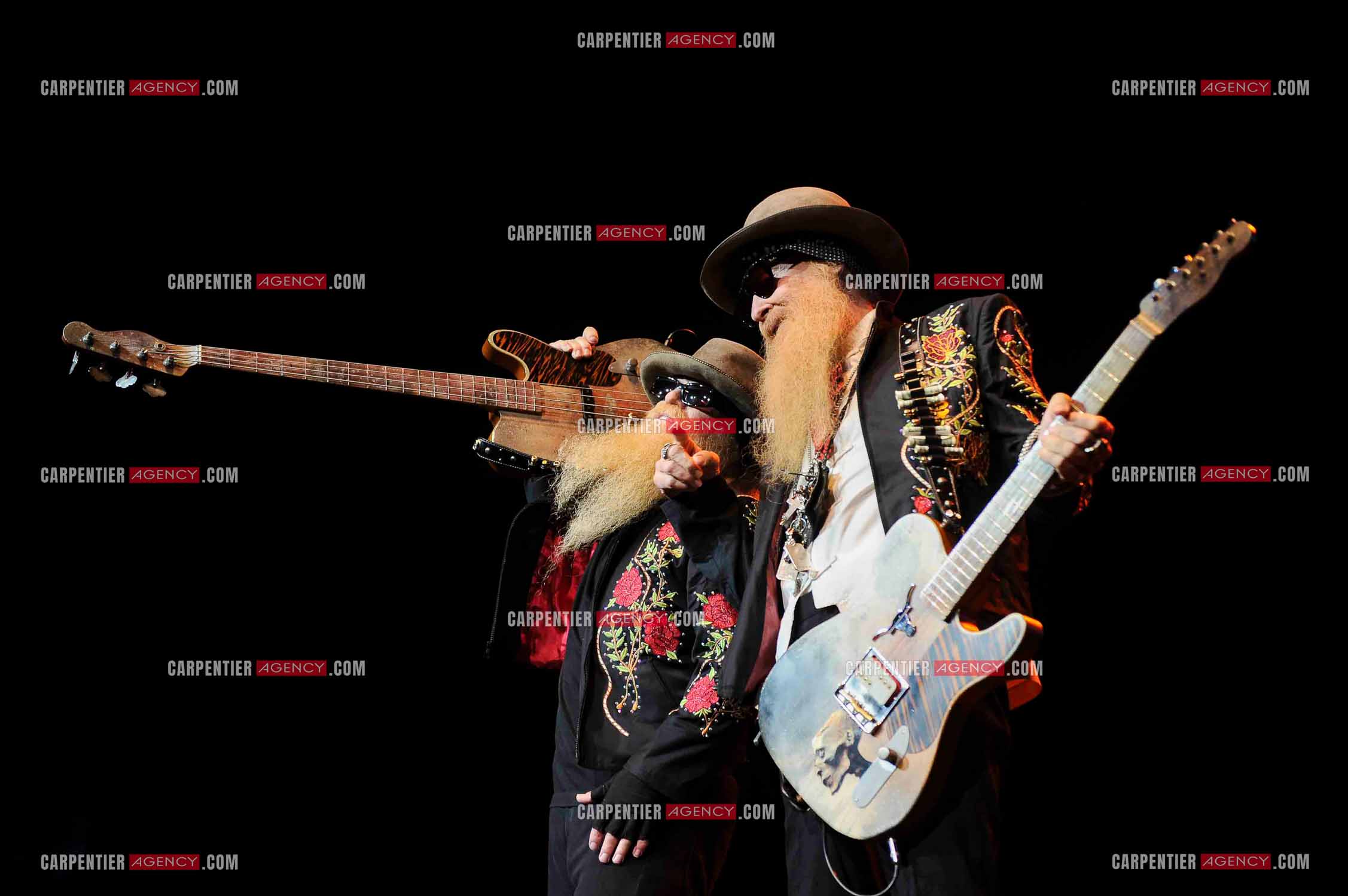 Le groupe de blues rock américain ZZ TOP composé de Dusty Hill et de Billy Gibbons en concert au Zénith de Paris en 2008.