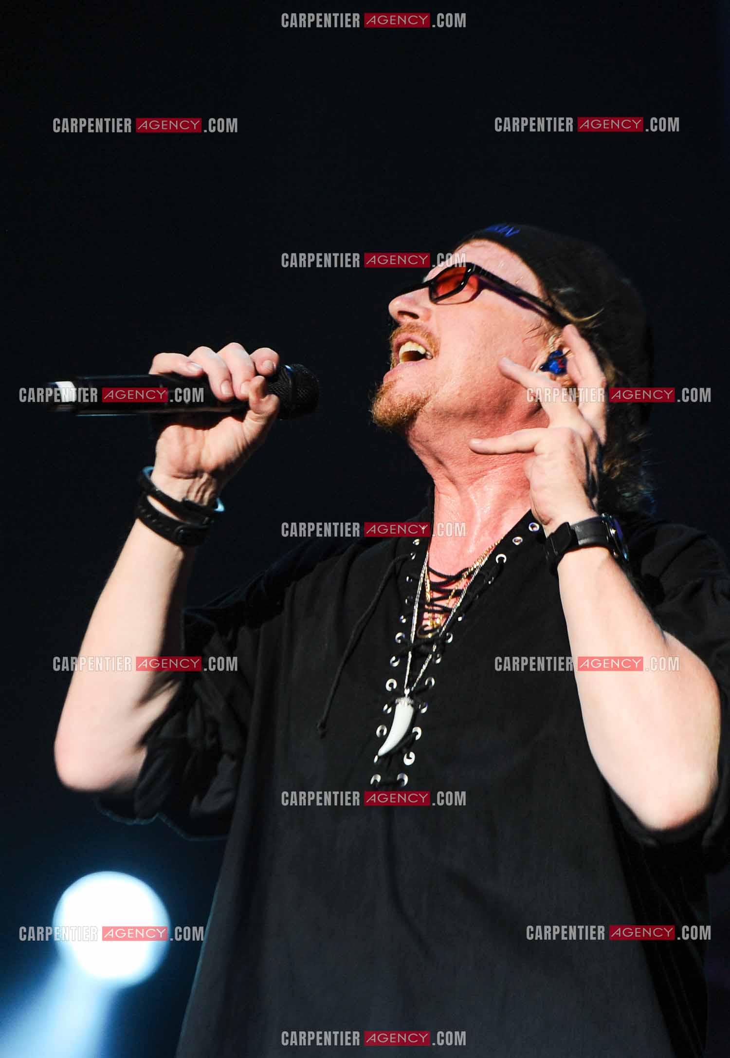 Le groupe Toto en concert au Zénith de Paris. Le chanteur du groupe, Joe Williams. ( Exclusif )