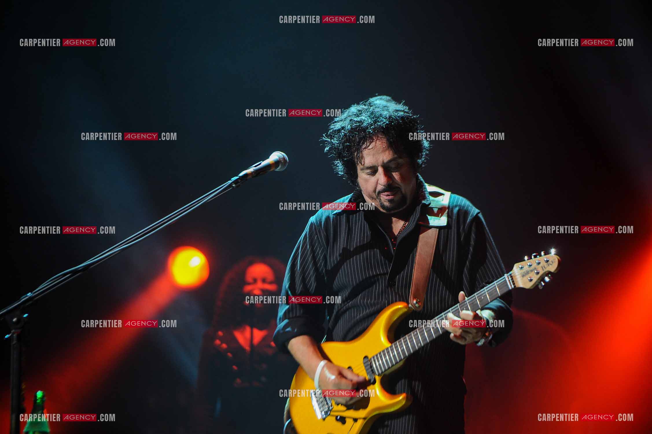Le groupe Toto en concert au Zénith de Paris. Le guitariste du groupe, Steve Lukather.  ( Exclusif )