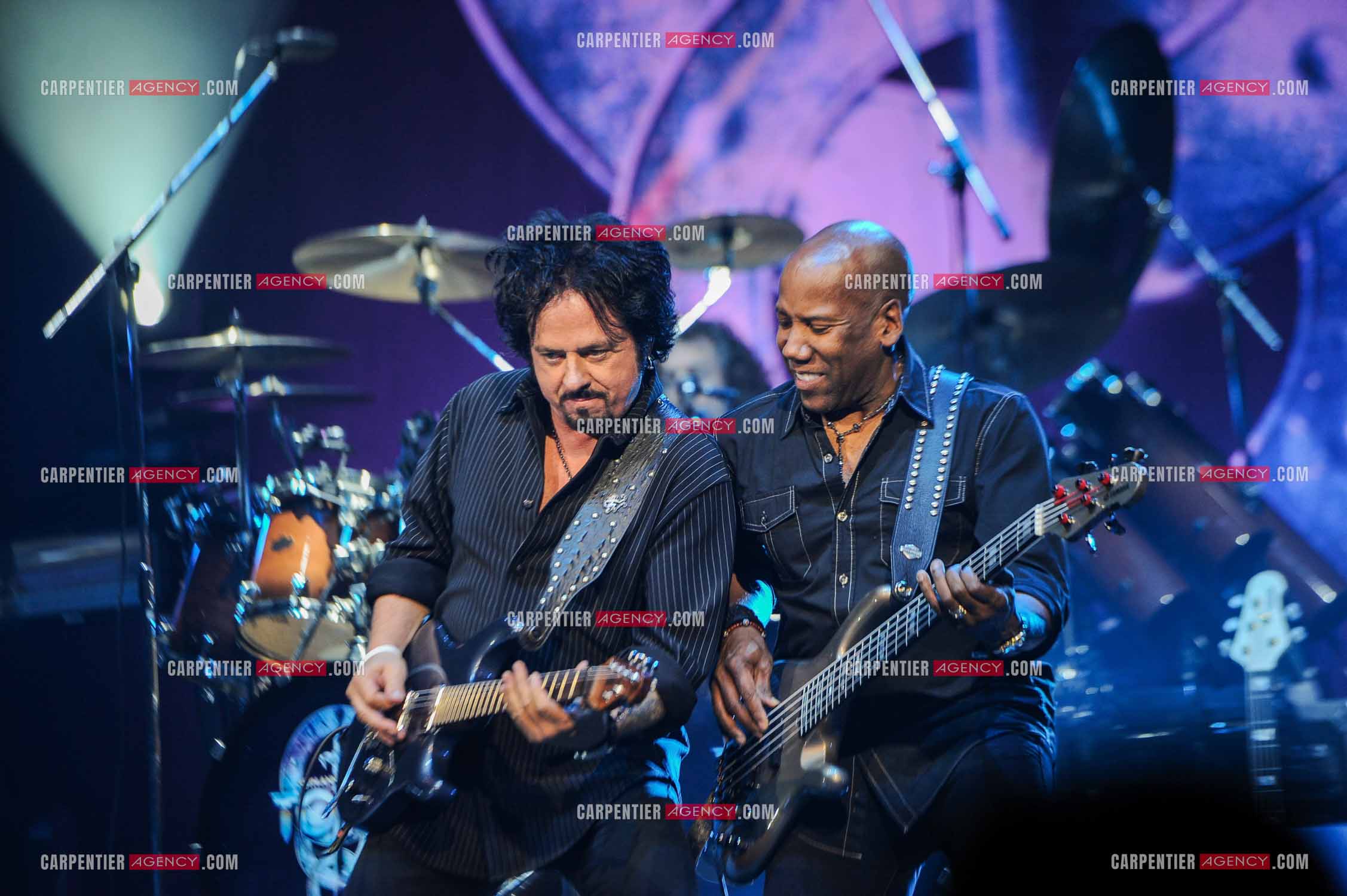 Le groupe Toto en concert au Zénith de Paris. Le guitariste du groupe Steve Lukather et le bassiste Nathan East.  ( Exclusif )