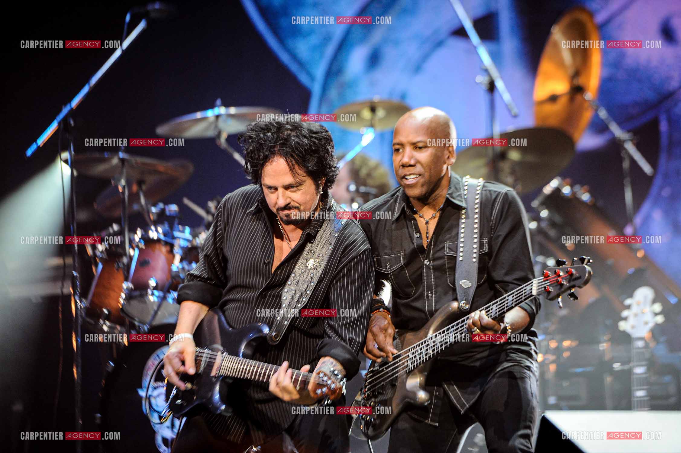 Le groupe Toto en concert au Zénith de Paris. Le guitariste du groupe Steve Lukather et le bassiste Nathan East.  ( Exclusif )