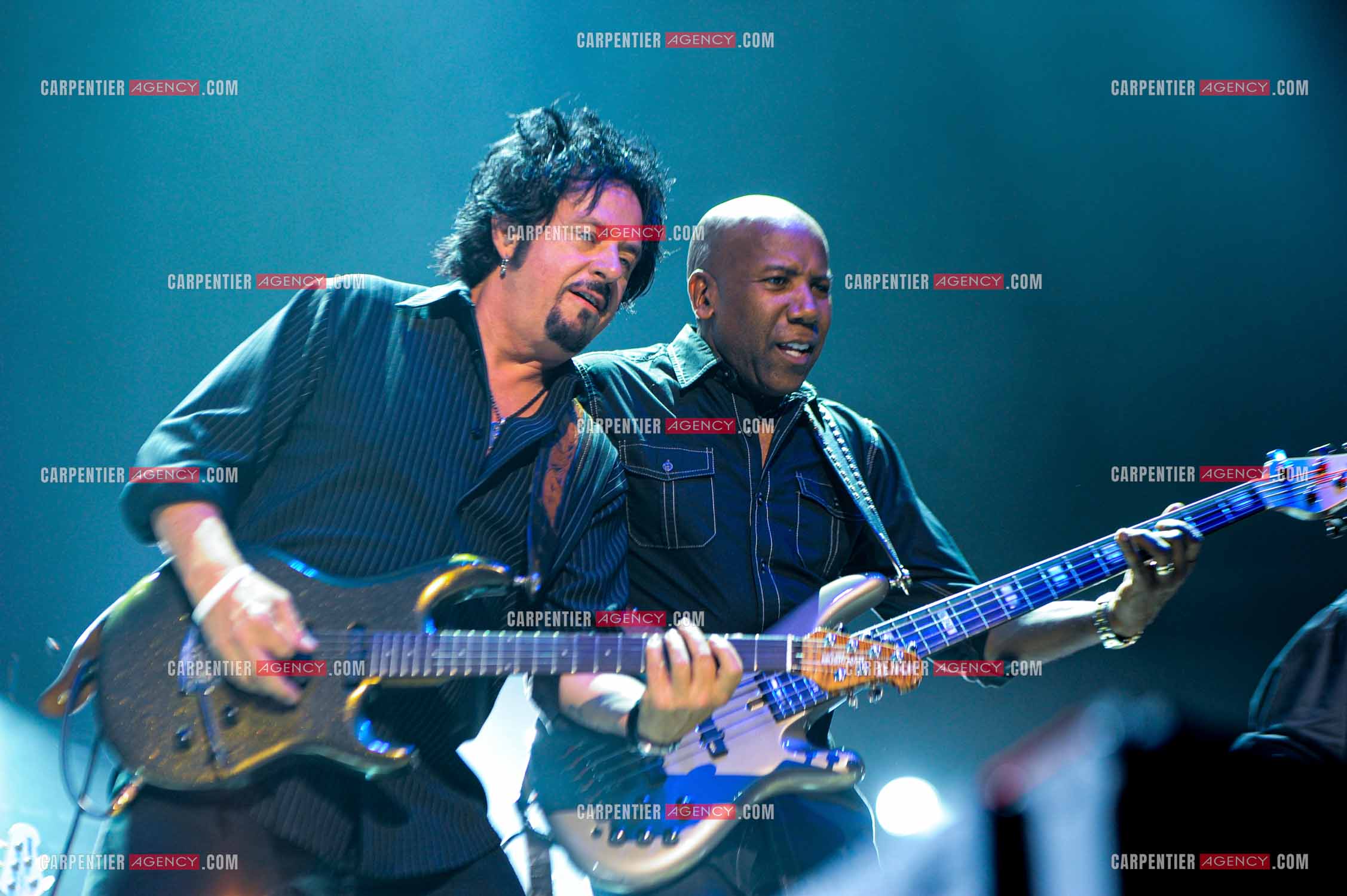 Le groupe Toto en concert au Zénith de Paris. Le guitariste du groupe Steve Lukather et le bassiste Nathan East.  ( Exclusif )
