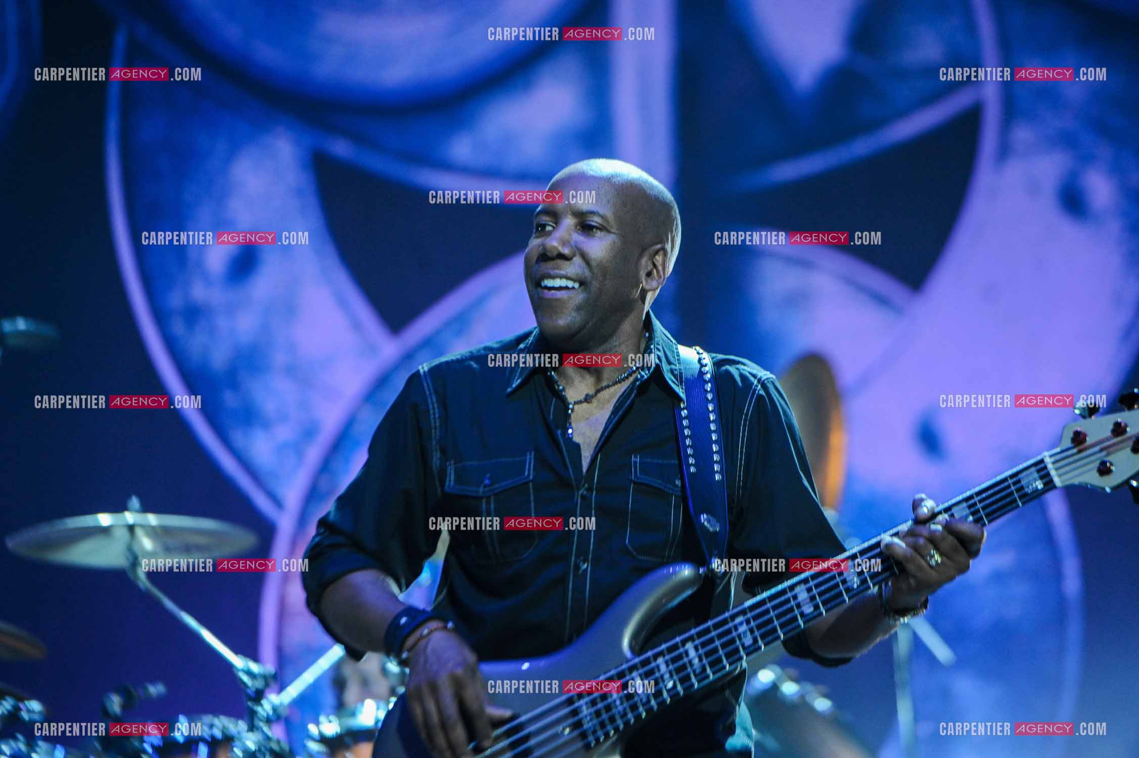 Le groupe Toto en concert au Zénith de Paris. Le bassiste du groupe, Nathan East.  ( Exclusif )