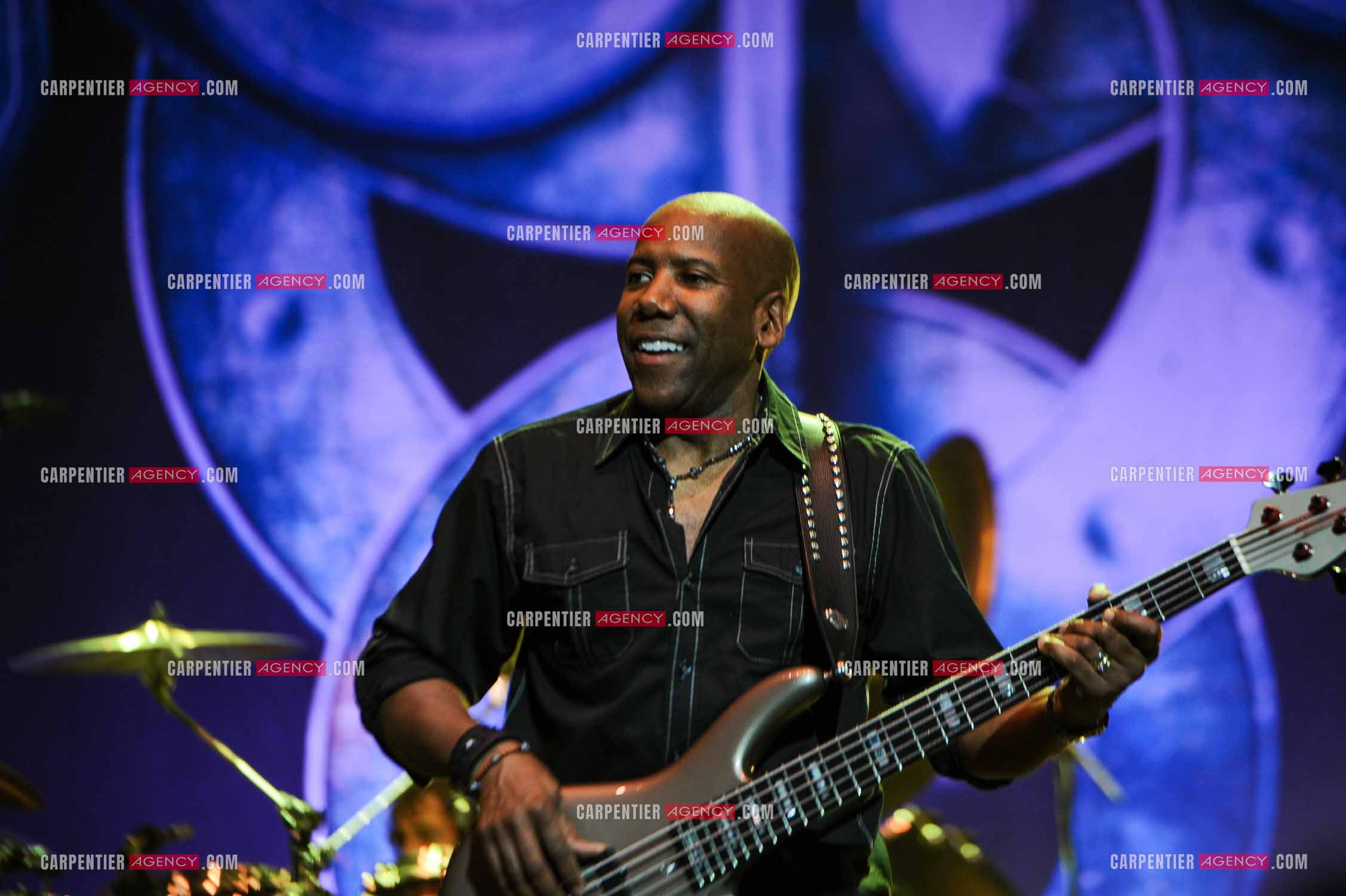 Le groupe Toto en concert au Zénith de Paris. Le bassiste du groupe, Nathan East.  ( Exclusif )