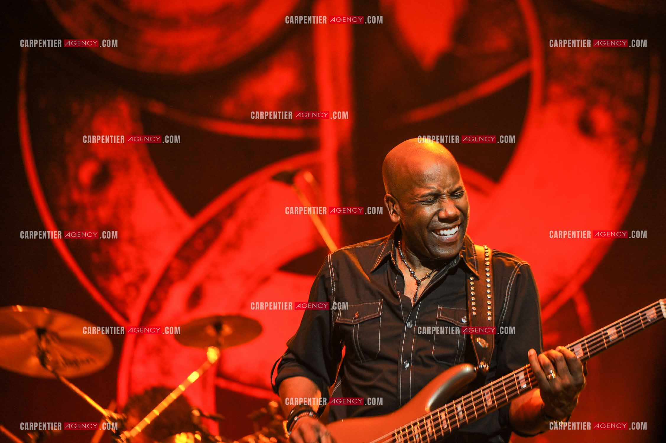 Le groupe Toto en concert au Zénith de Paris. Le bassiste du groupe, Nathan East.  ( Exclusif )