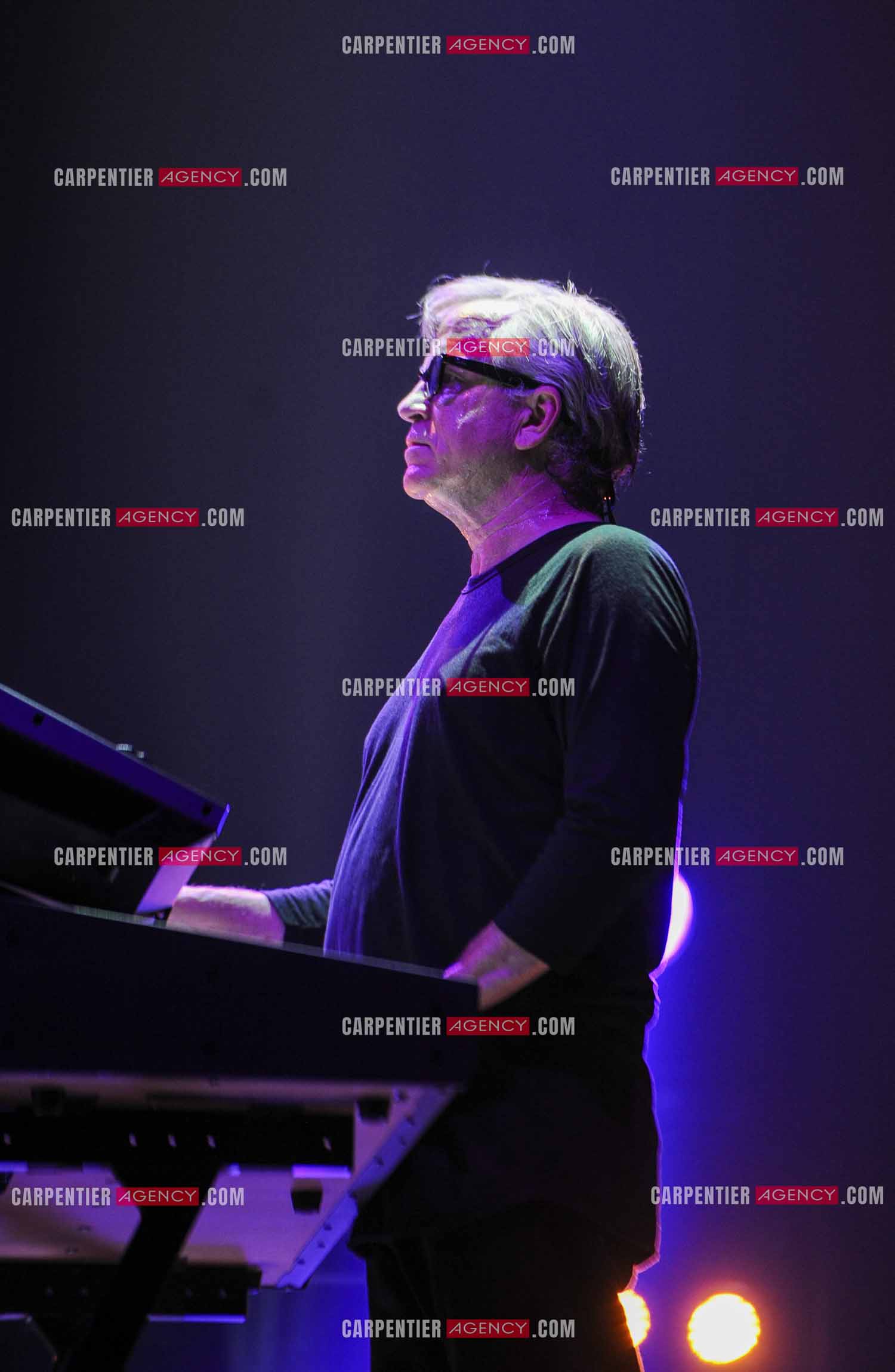 Le groupe Toto en concert au Zénith de Paris. En second clavier du groupe, Steve Porcaro. ( Exclusif )