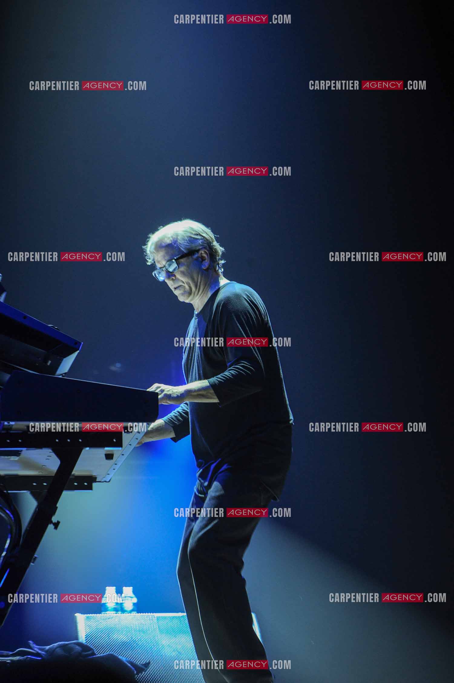 Le groupe Toto en concert au Zénith de Paris. En second clavier du groupe, Steve Porcaro. ( Exclusif )