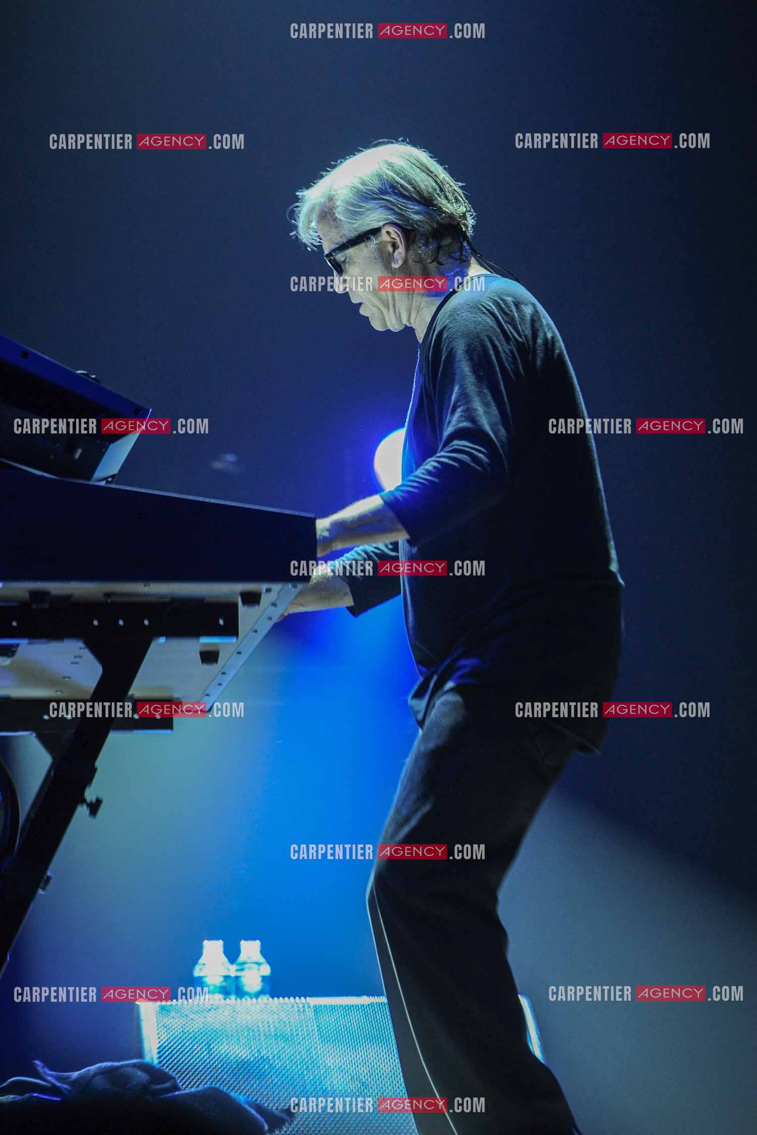 Le groupe Toto en concert au Zénith de Paris. En second clavier du groupe, Steve Porcaro. ( Exclusif )