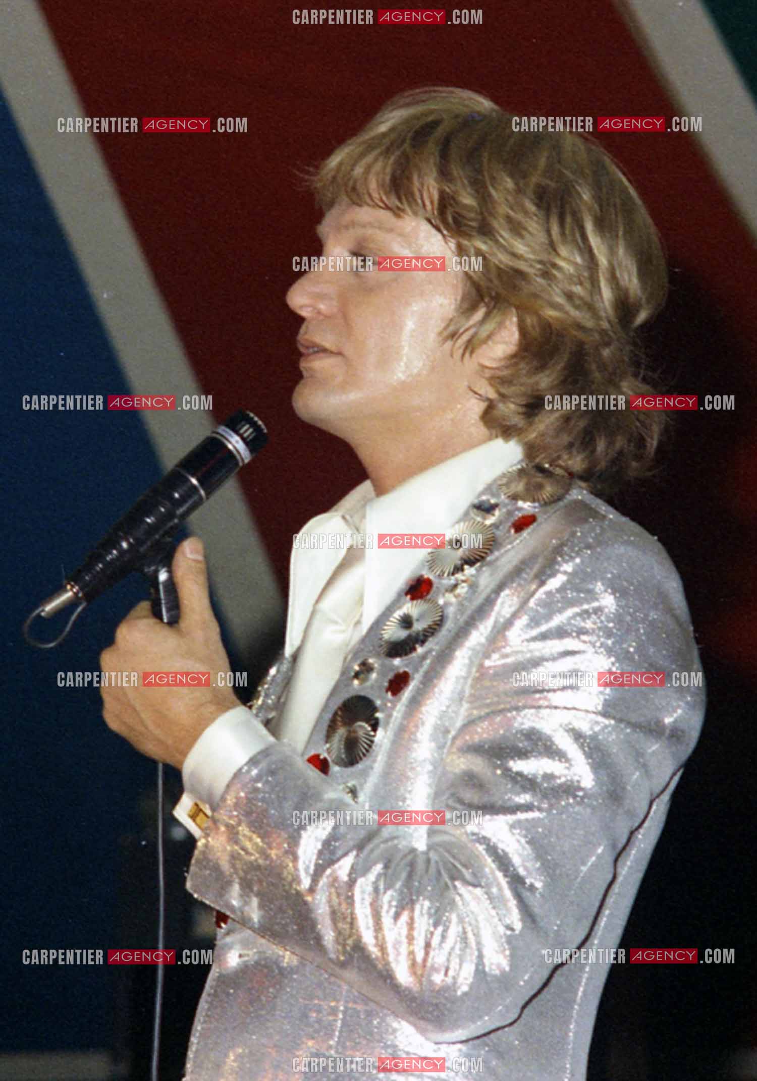 Le chanteur Claude François en concert.