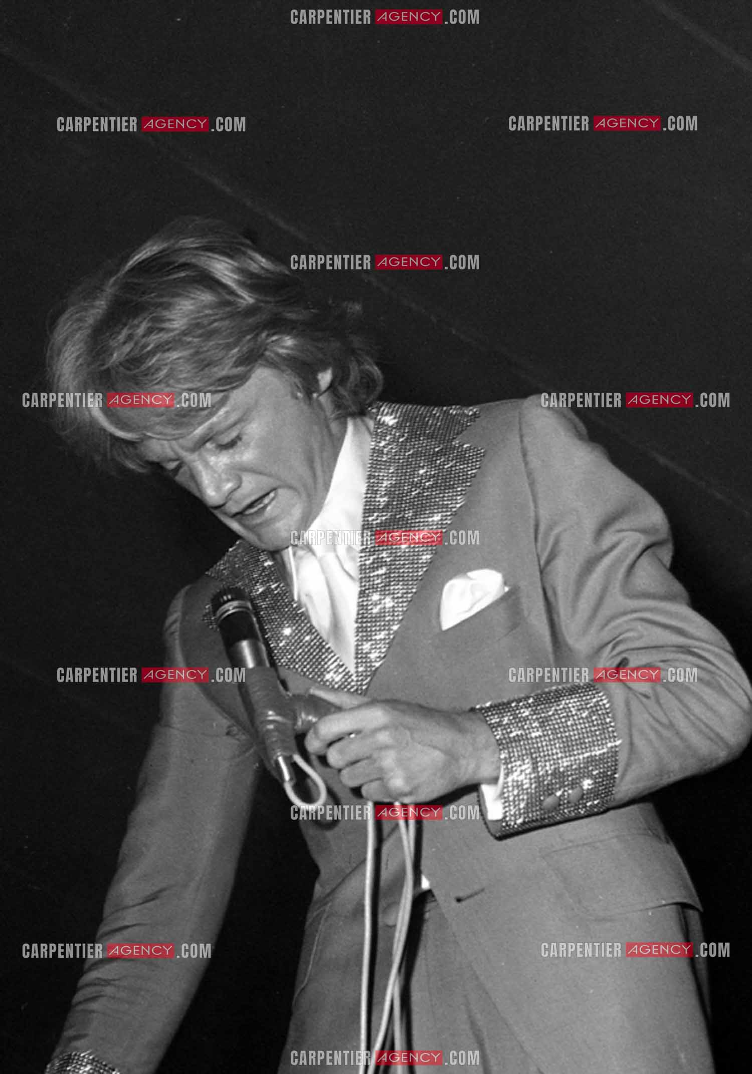 Le chanteur Claude François en concert.