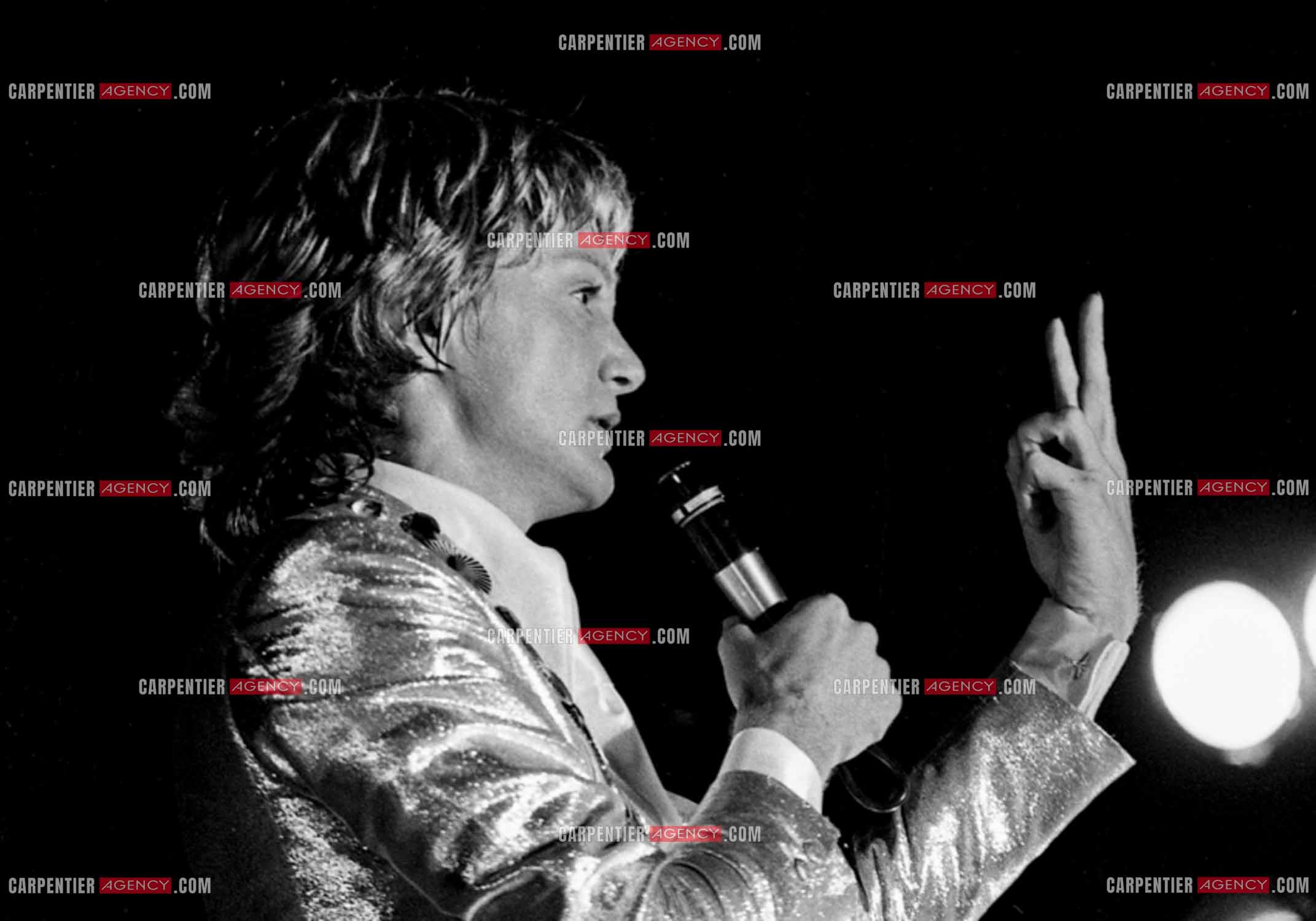 Le chanteur Claude François en concert.