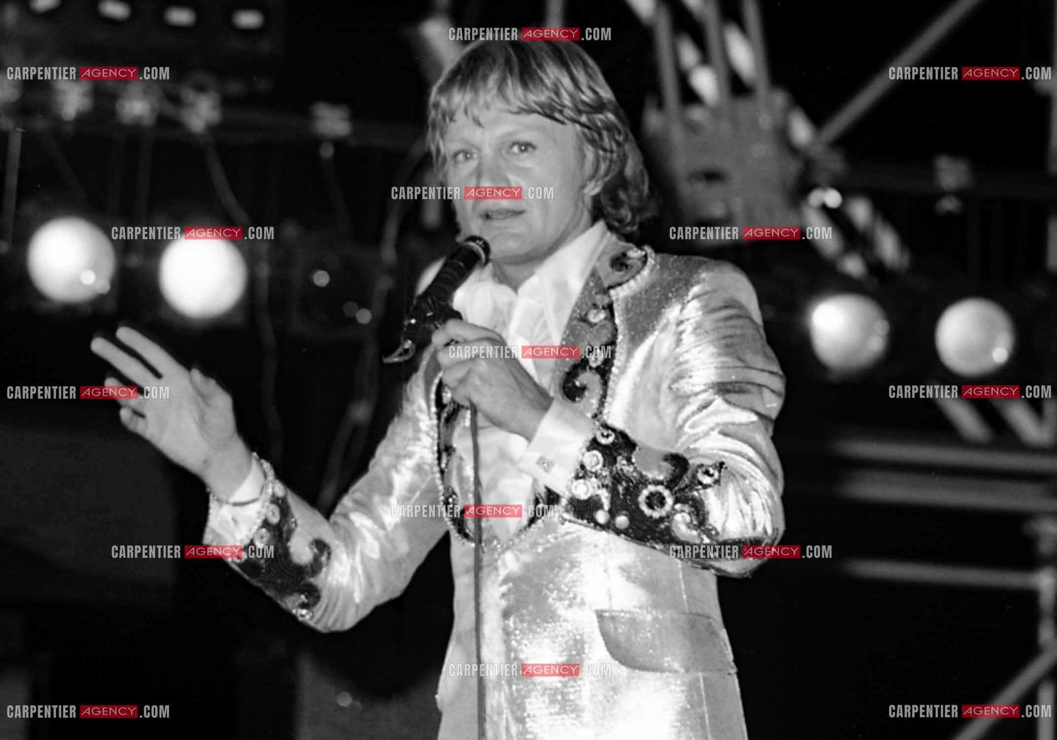 Le chanteur Claude François en concert.