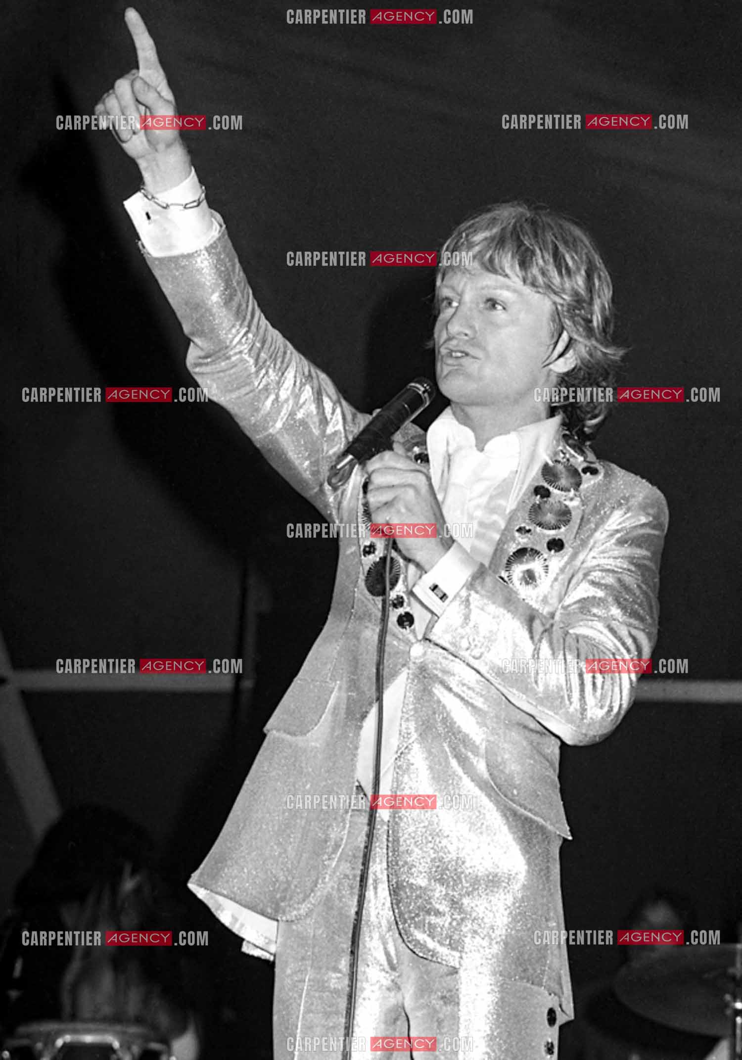 Le chanteur Claude François en concert.