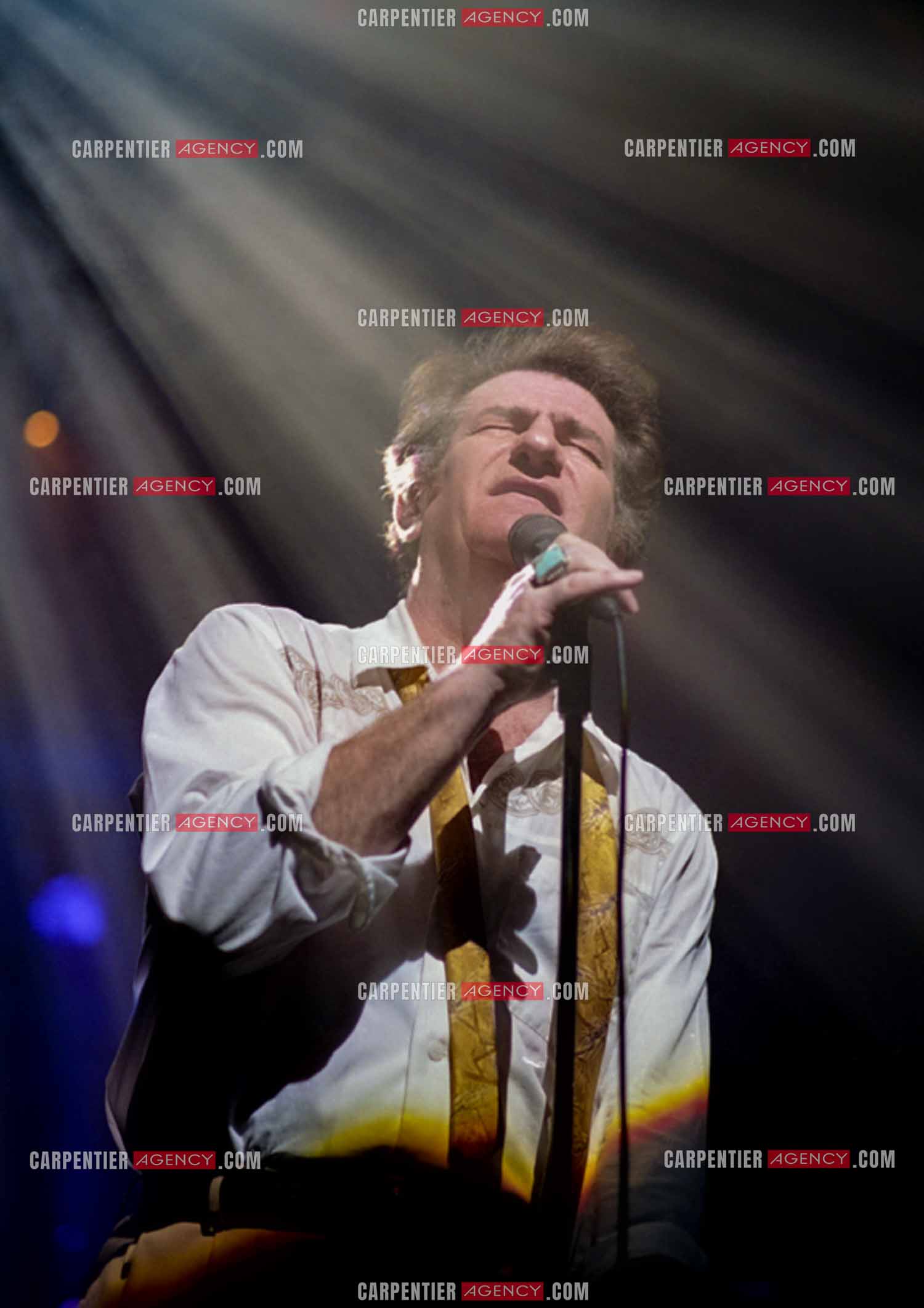 Le chanteur Eddy Mitchell en concert à l'Olympia le 29 mars 1994.