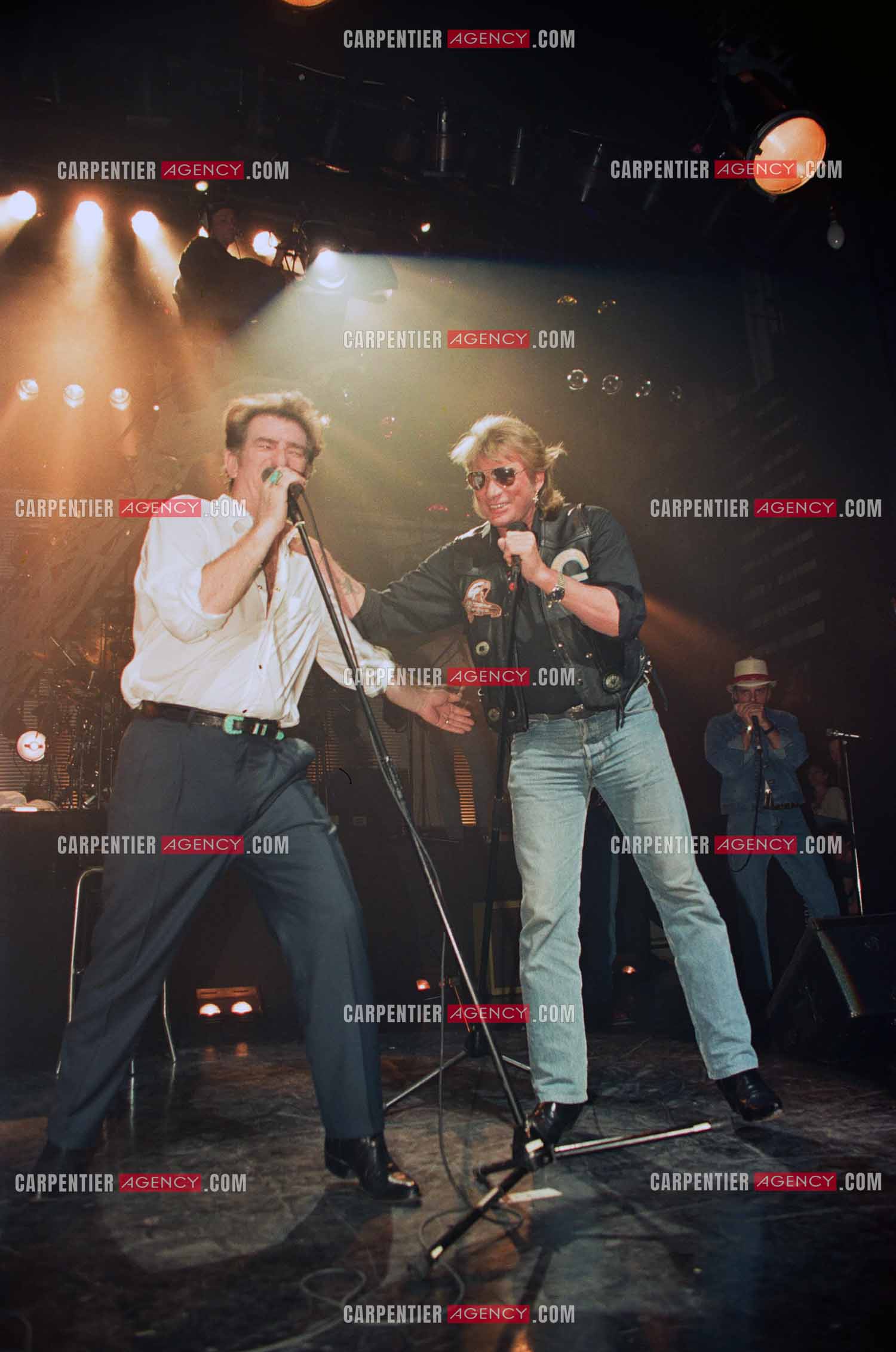 Le chanteur Eddy Mitchell lors de son Country-Rock à l'Olympia du 04 au 09 janvier 1994. Son ami Johnny Hallyday venu sur scène lors de la dernière date pour un duo sur le titre "Be Bop A Lula".  ( Exclusif )