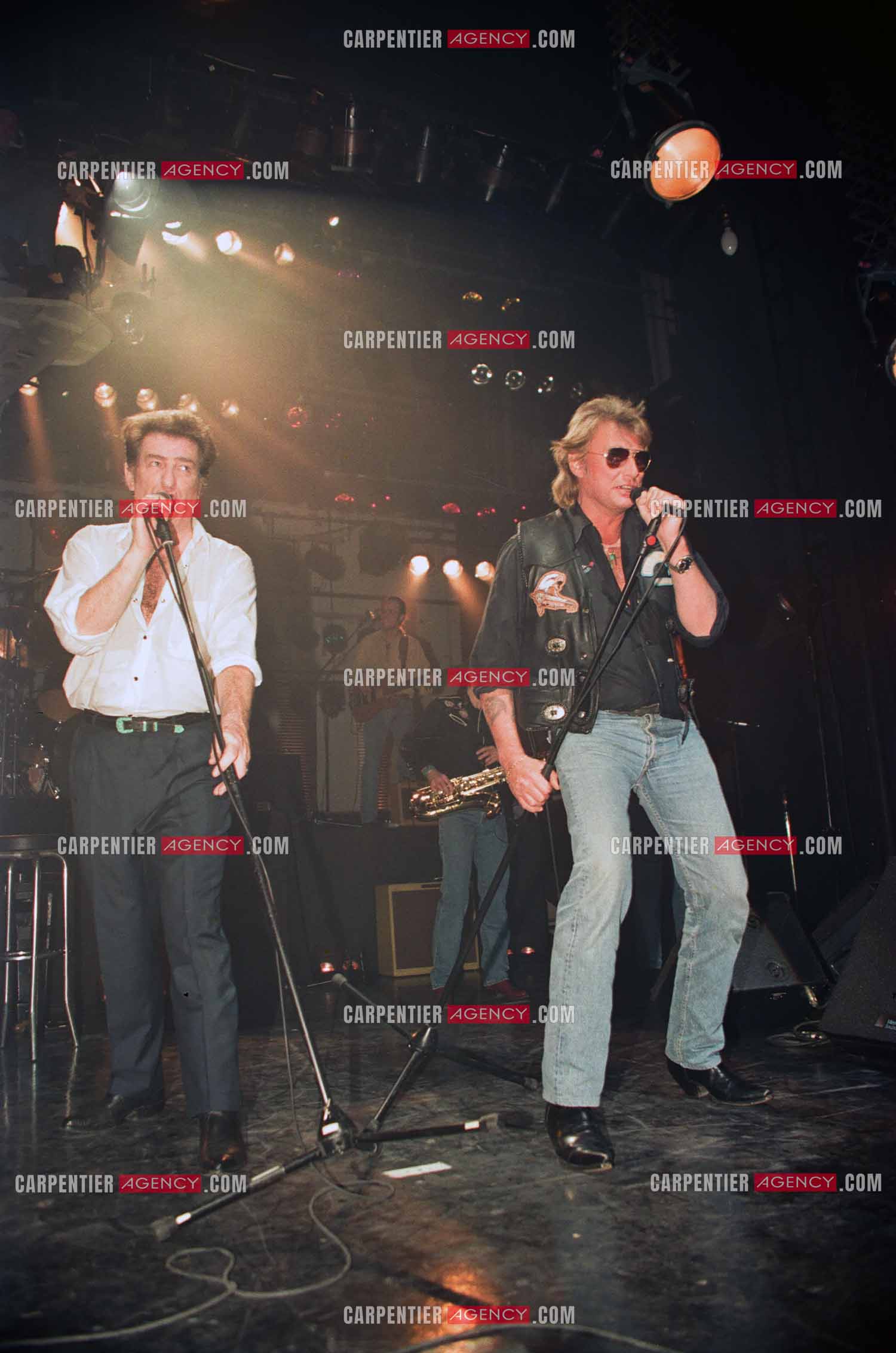 Le chanteur Eddy Mitchell lors de son Country-Rock à l'Olympia du 04 au 09 janvier 1994. Son ami Johnny Hallyday venu sur scène lors de la dernière date pour un duo sur le titre "Be Bop A Lula".  ( Exclusif )