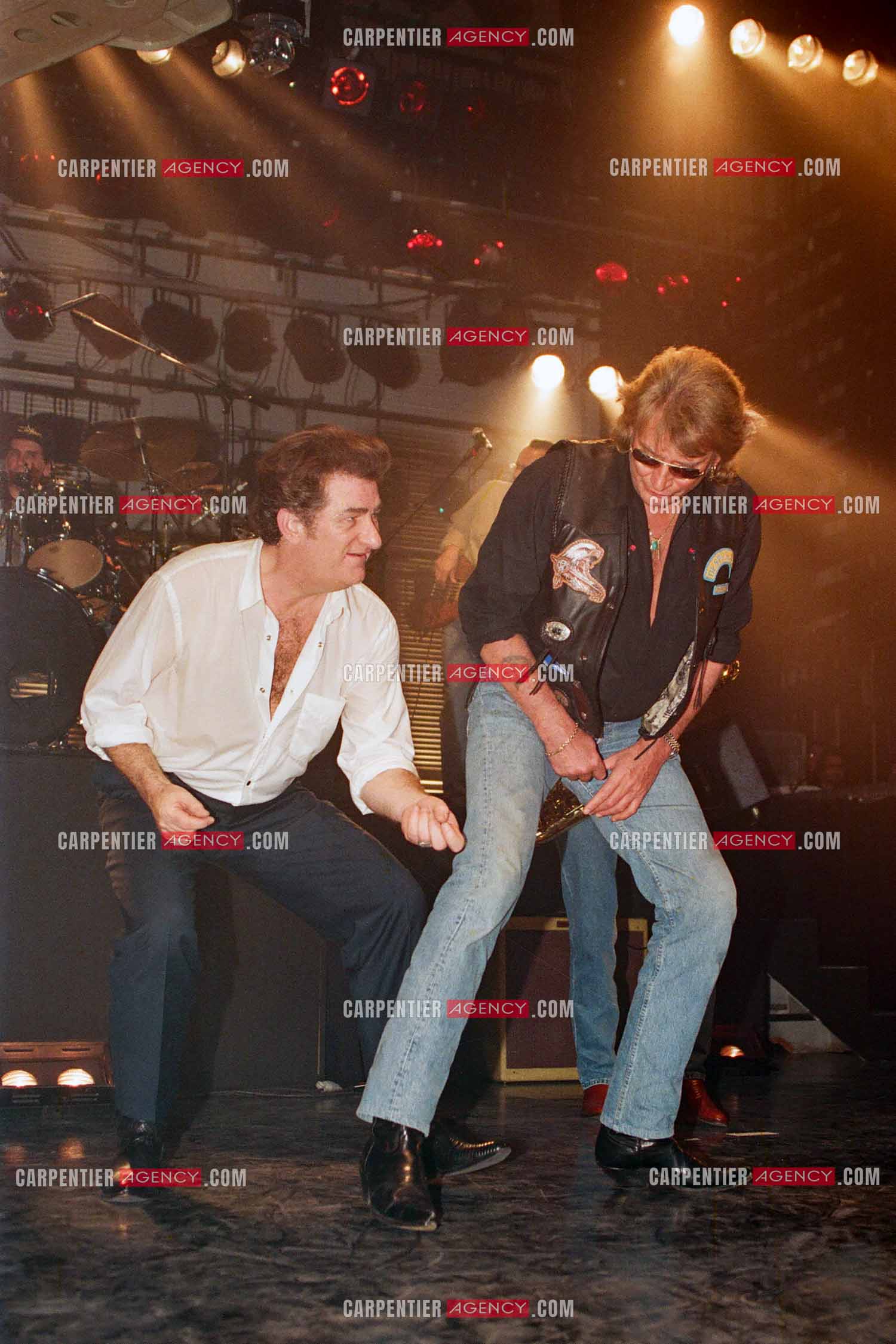 Le chanteur Eddy Mitchell lors de son Country-Rock à l'Olympia du 04 au 09 janvier 1994. Son ami Johnny Hallyday venu sur scène lors de la dernière date pour un duo sur le titre "Be Bop A Lula".  ( Exclusif )