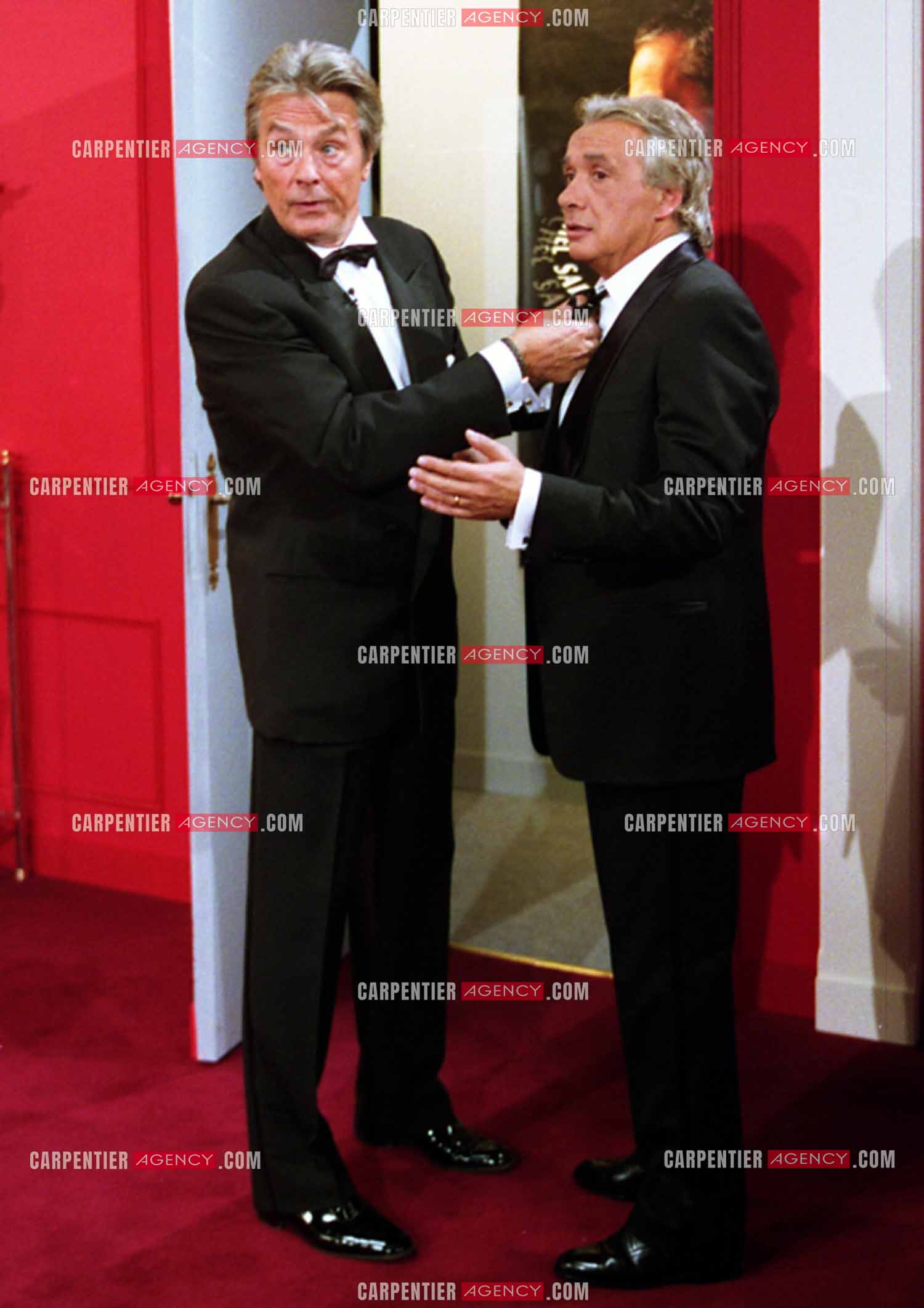 L'acteur Alain Delon invité dans l'émission spéciale Michel Sardou en 1997.      ( Exclusif )