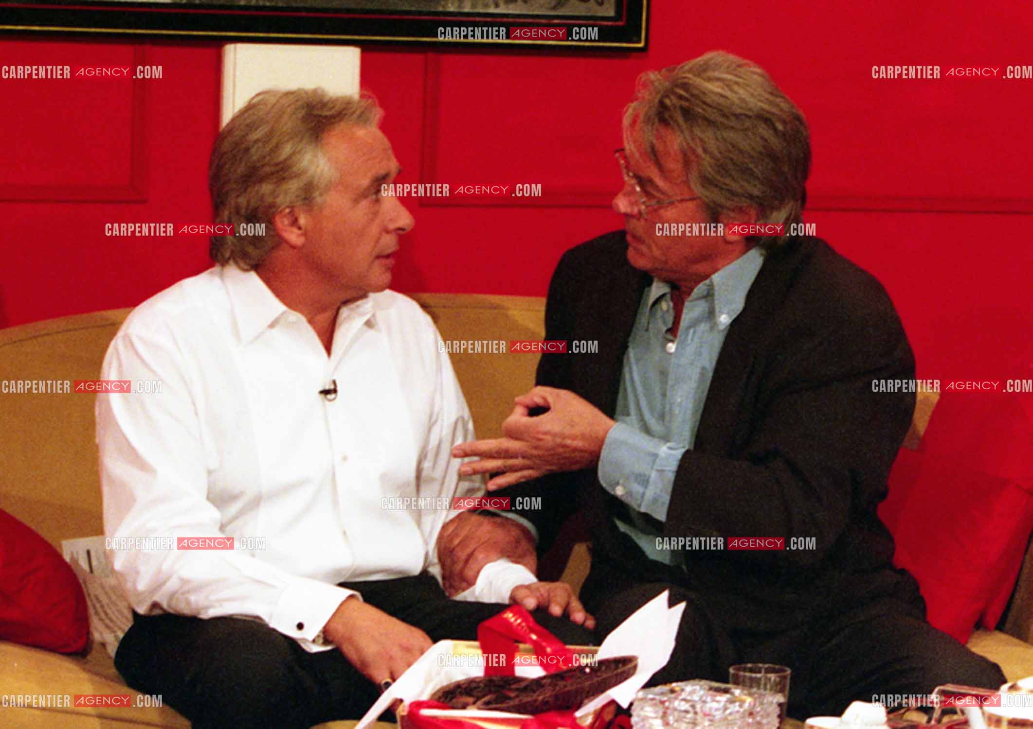 L'acteur Alain Delon invité dans l'émission spéciale Michel Sardou en 1997.      ( Exclusif )