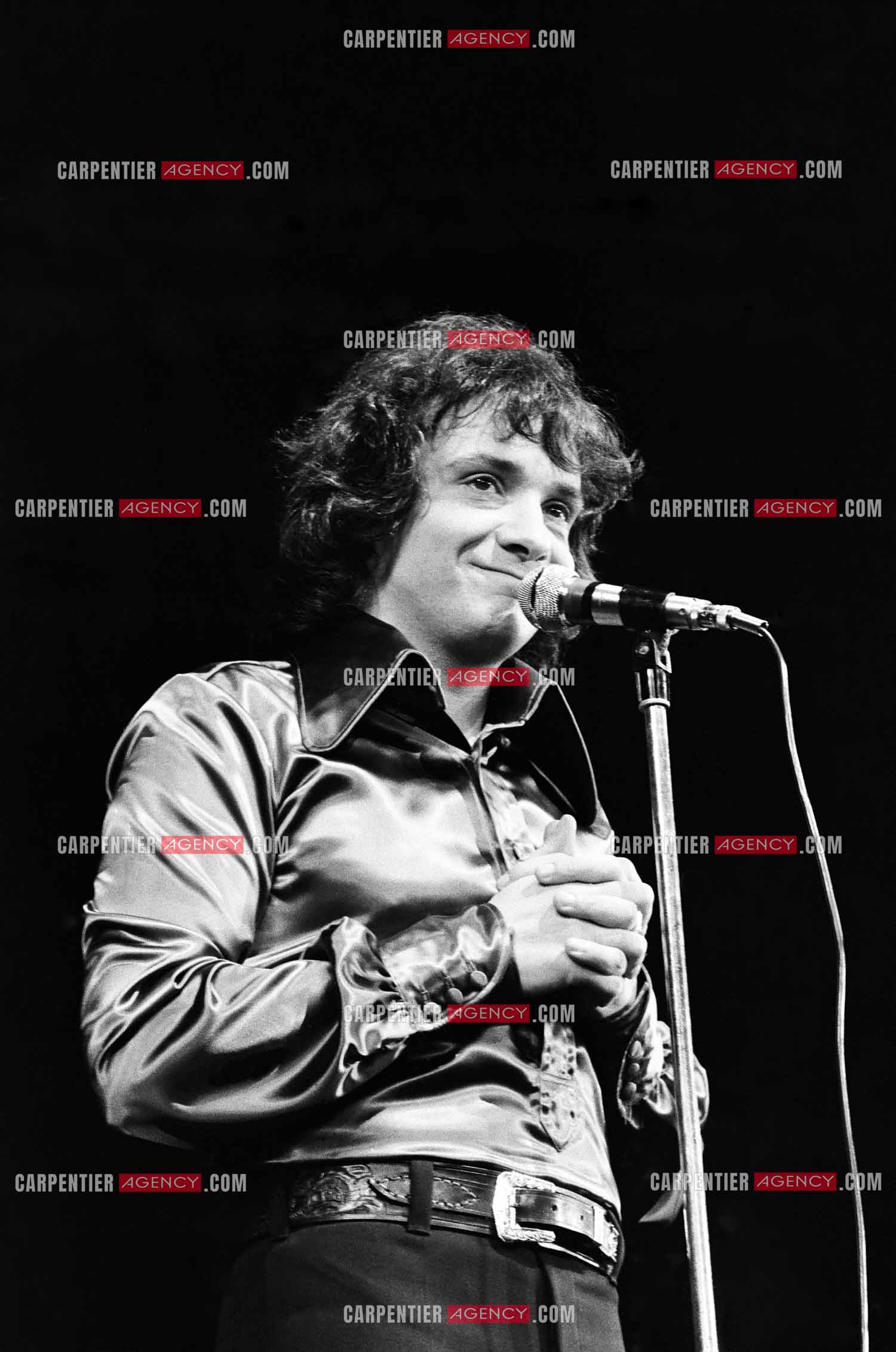 Le chanteur Michel Sardou en concert à l'Olympia en 1974.