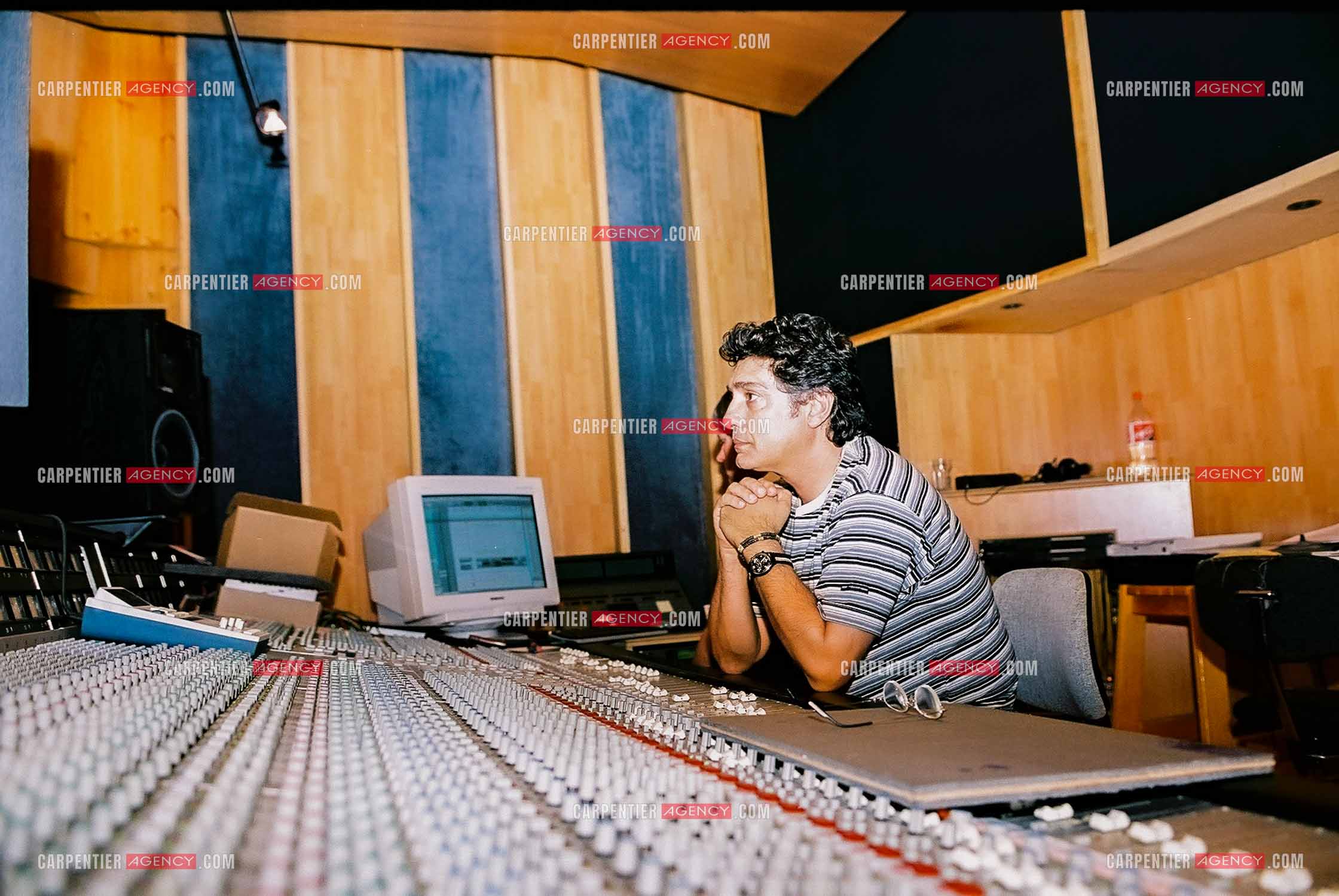 Le chanteur Frédéric François en studio.  ( Exclusif )