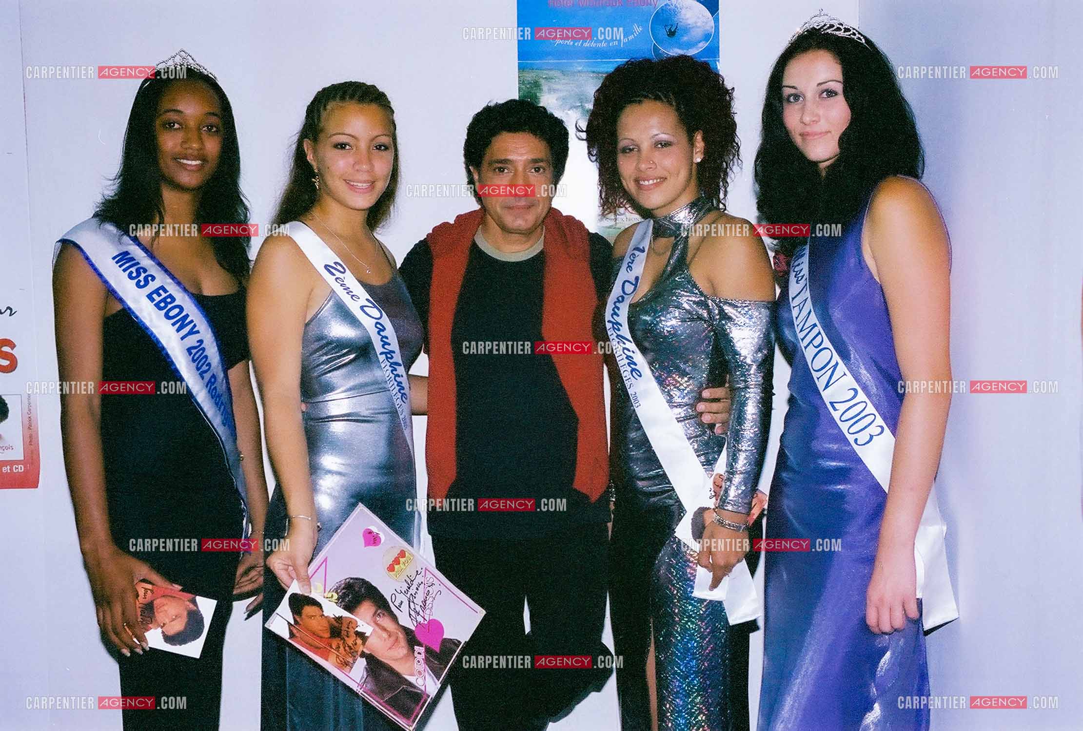 Le chanteur Frédéric François en concert sur l'ile de la Réunion pour le festival du Tampon. Dans les loges, Frédéric François entouré des Miss pour l'élection Miss Réunion. ( Exclusif )