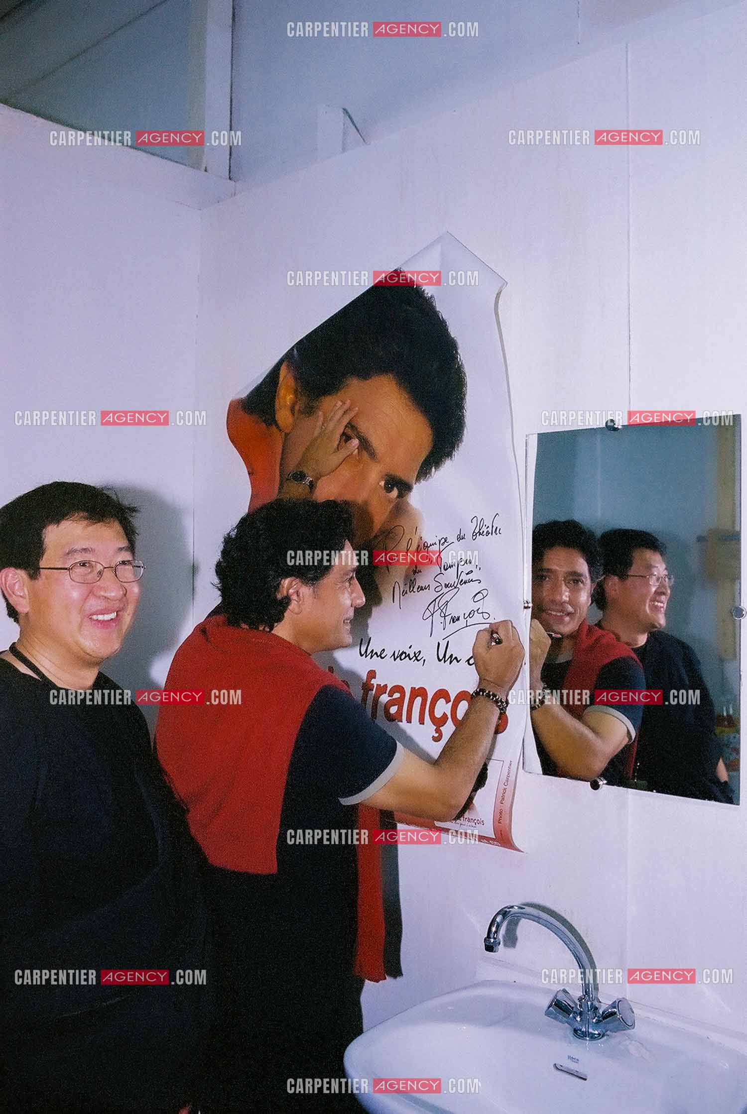 Le chanteur Frédéric François en concert sur l'ile de la Réunion pour le festival du Tampon. Dans les loges, Frédéric François dédicace son affiche.  ( Exclusif )