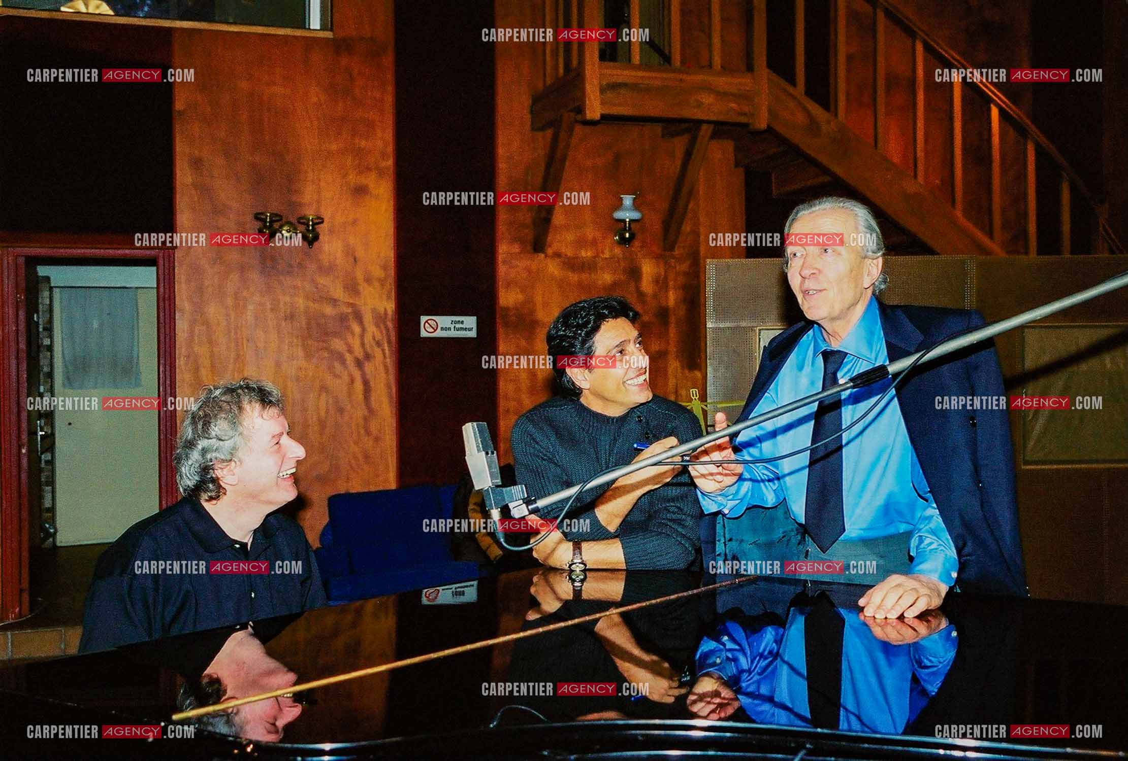 Le chanteur Frédéric François en studio avec son parolier Michel Jourdan et l'auteur-compositeur français Jean-Michel Bériat.  ( Exclusif )