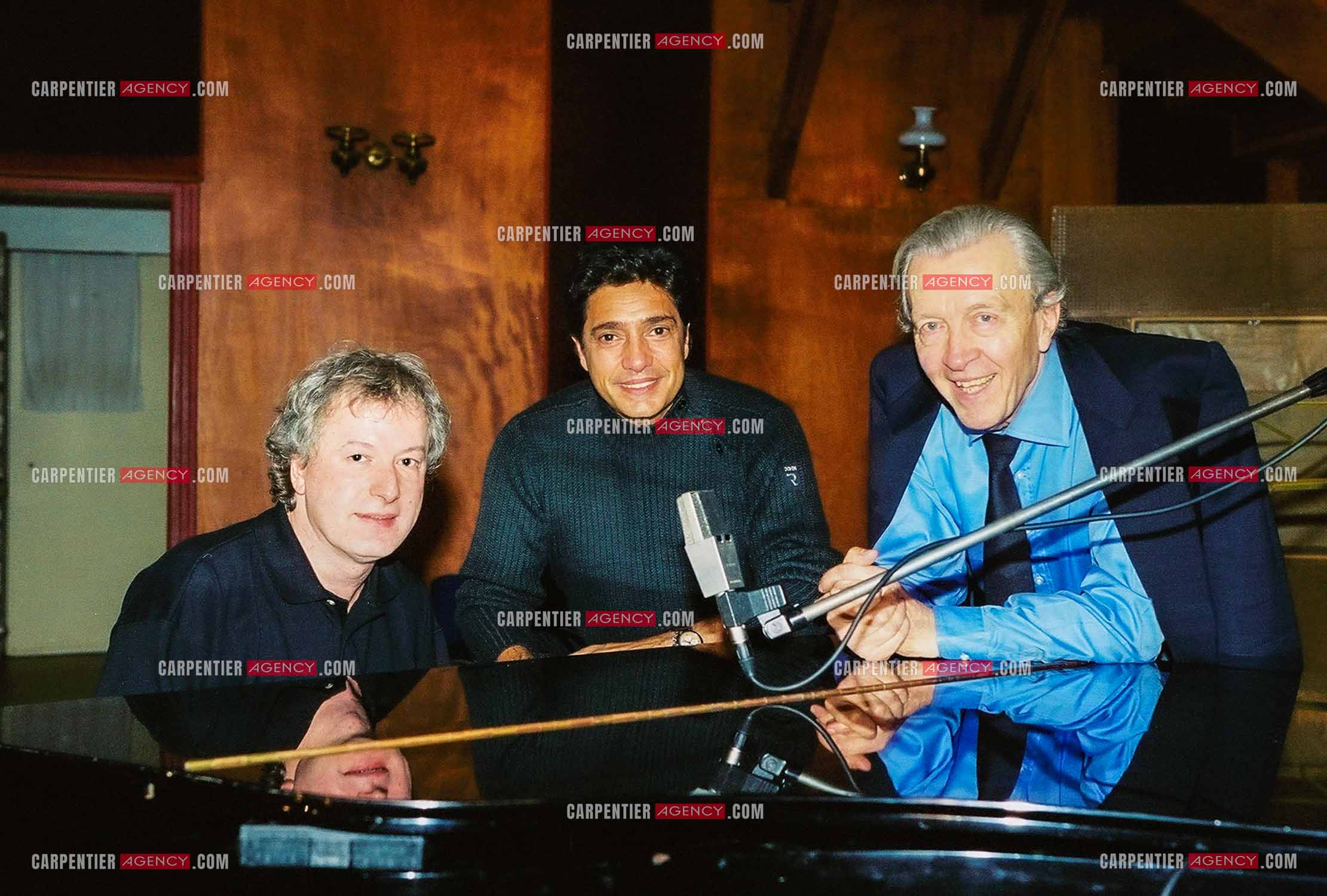 Le chanteur Frédéric François en studio avec son parolier Michel Jourdan et l'auteur-compositeur français Jean-Michel Bériat.  ( Exclusif )