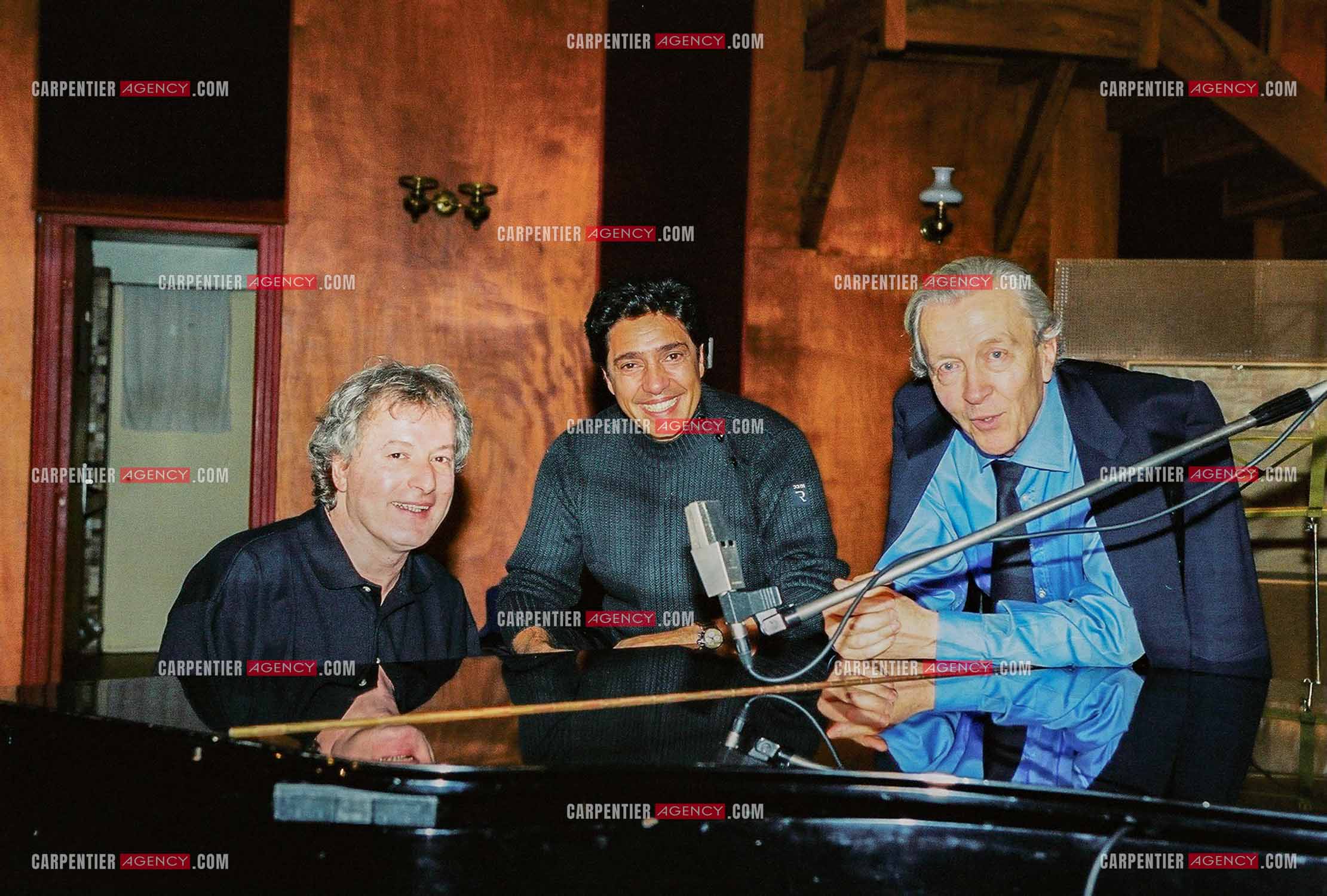 Le chanteur Frédéric François en studio avec son parolier Michel Jourdan et l'auteur-compositeur français Jean-Michel Bériat.  ( Exclusif )