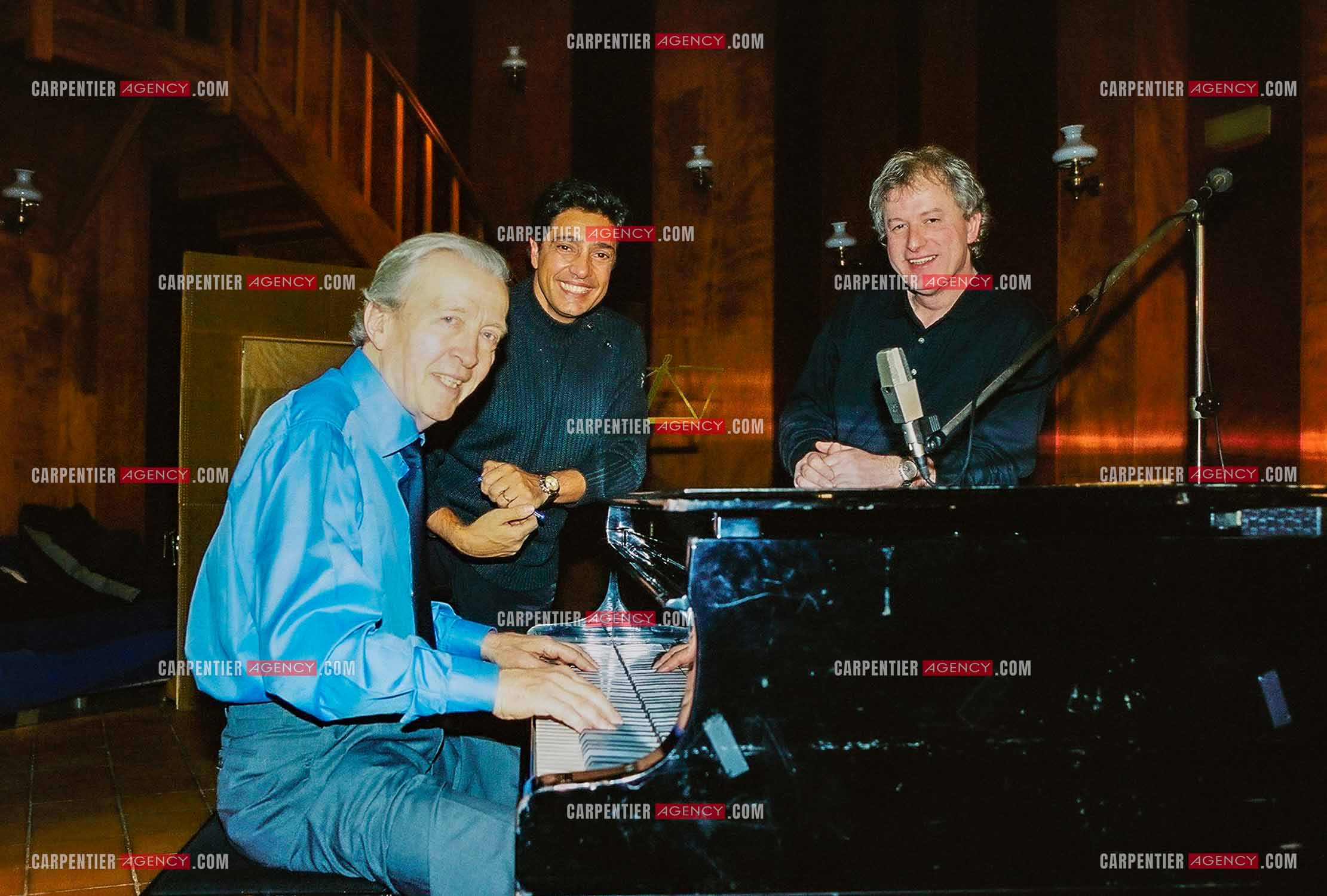 Le chanteur Frédéric François en studio avec son parolier Michel Jourdan et l'auteur-compositeur français Jean-Michel Bériat.  ( Exclusif )